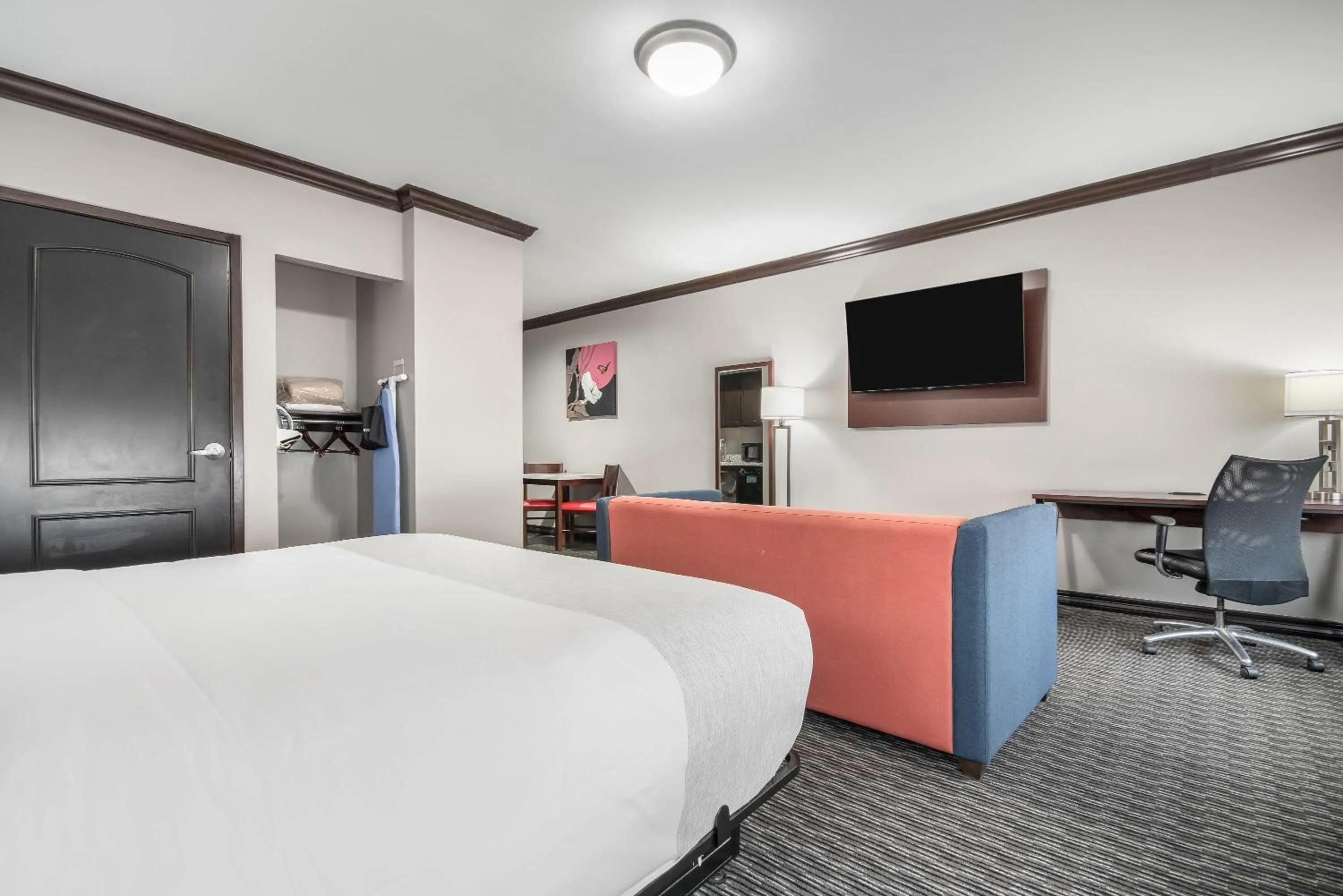 Bed in Hawthorn Suites by Wyndham Lubbock