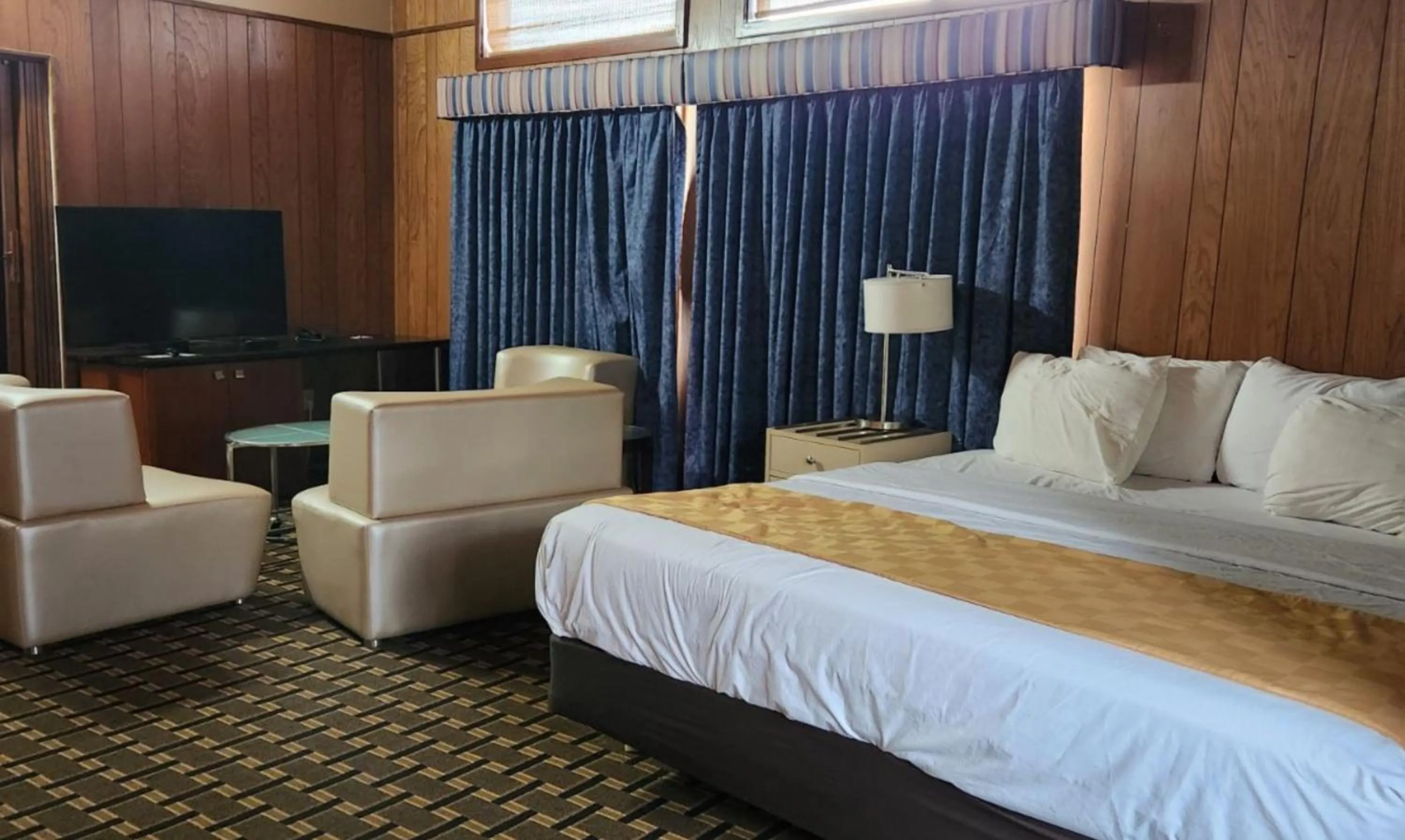 Bed in Americas Best Value Inn Hinckley