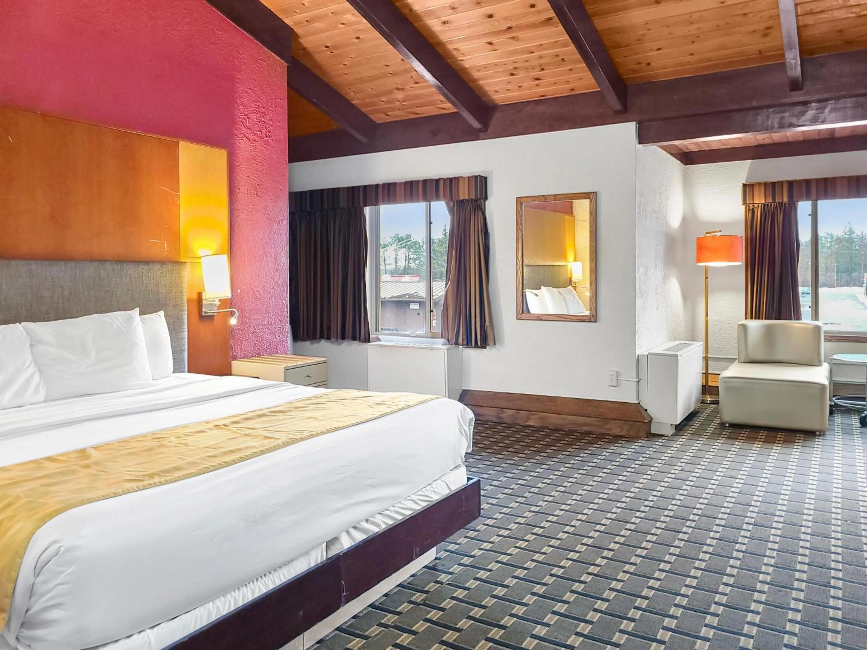 Bed in Americas Best Value Inn Hinckley