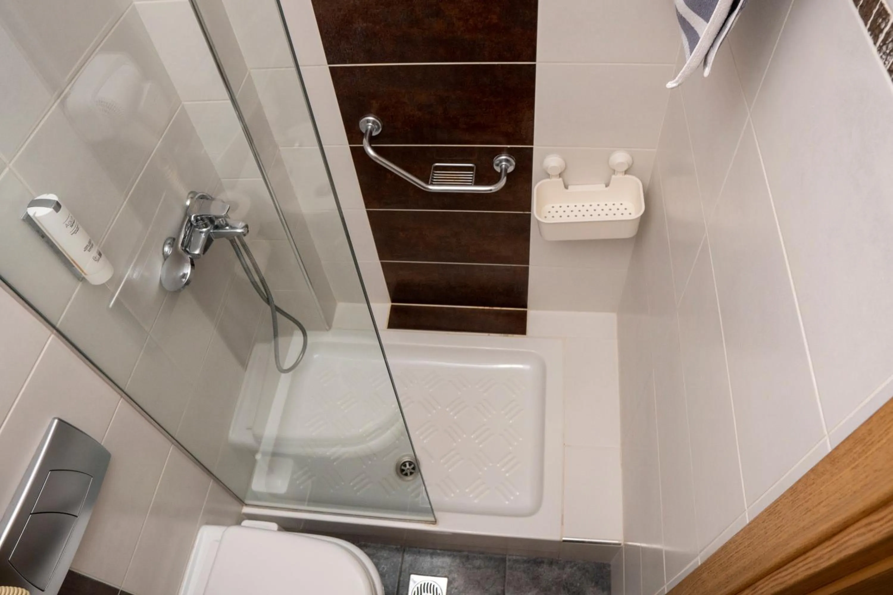 Shower in Hotel Epavlis Eleftheriadi