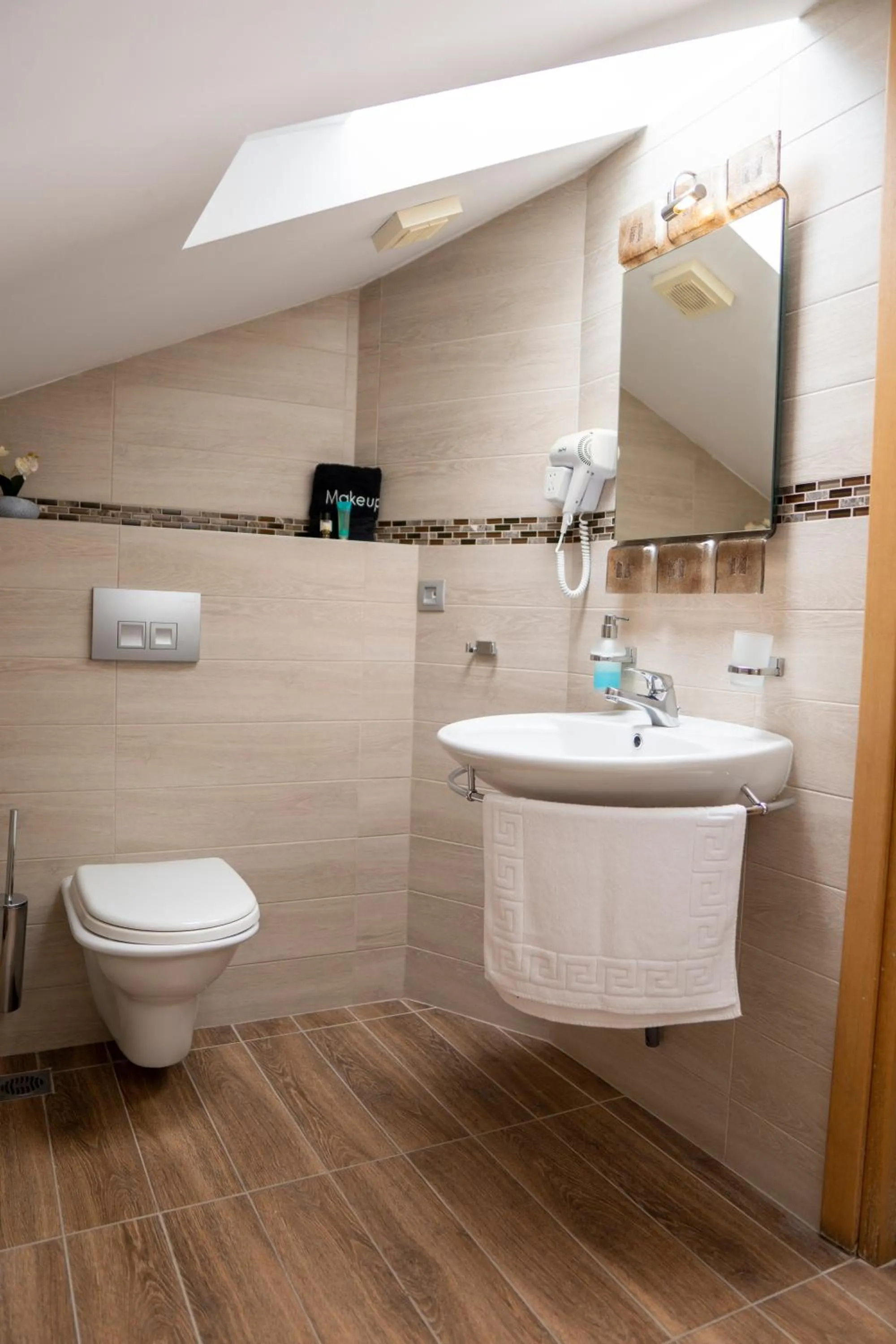 Shower in Hotel Epavlis Eleftheriadi