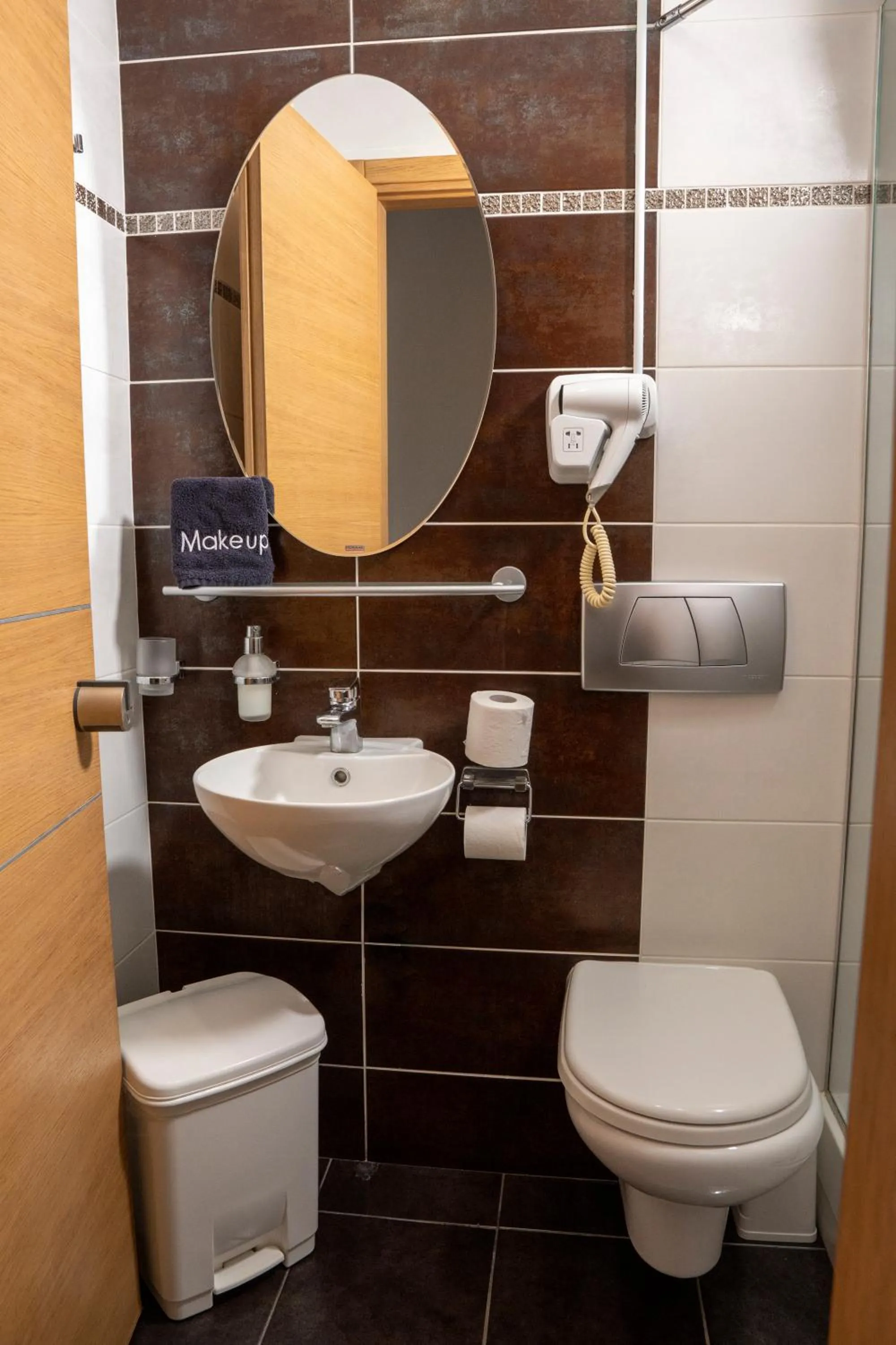 Shower in Hotel Epavlis Eleftheriadi