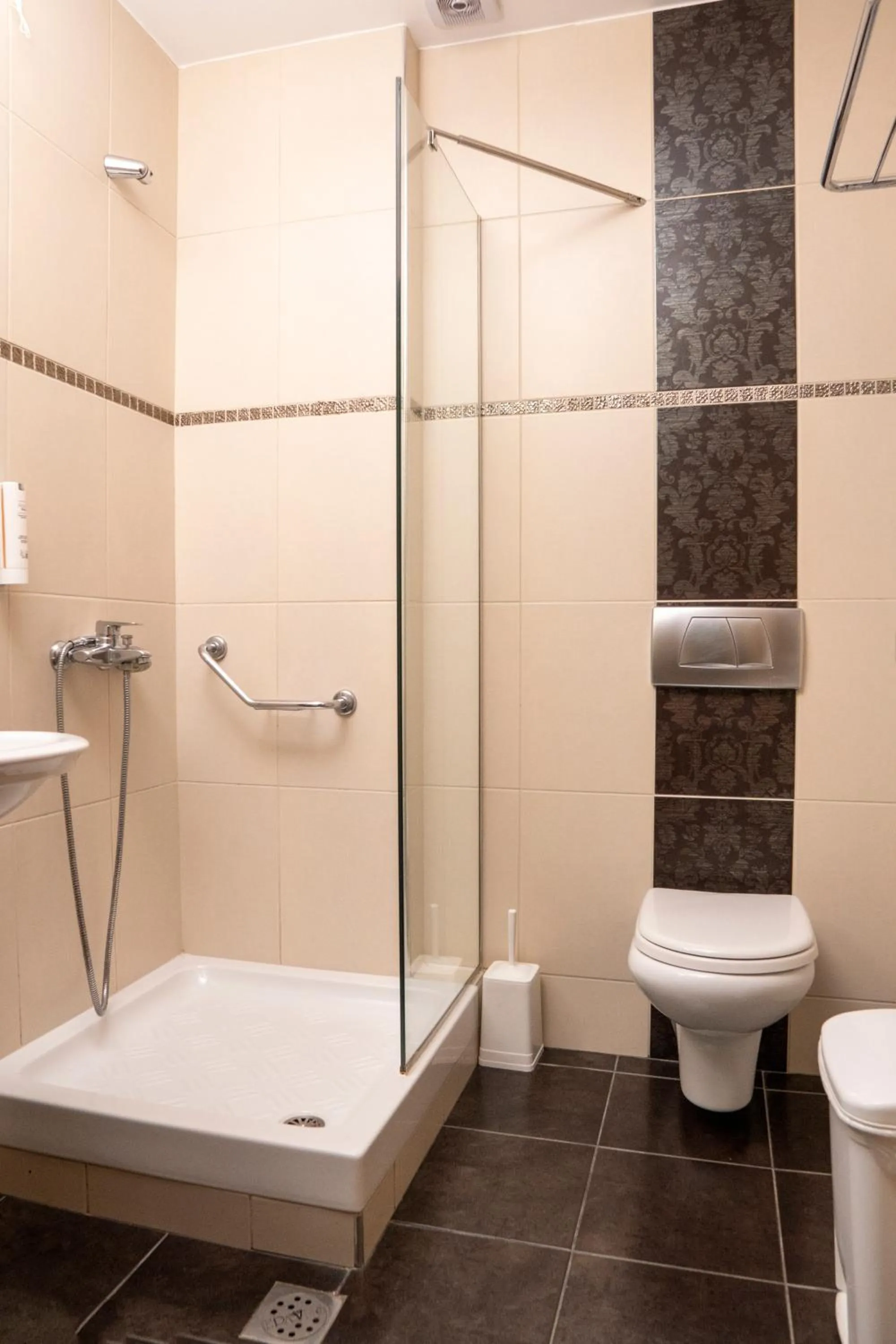 Shower in Hotel Epavlis Eleftheriadi