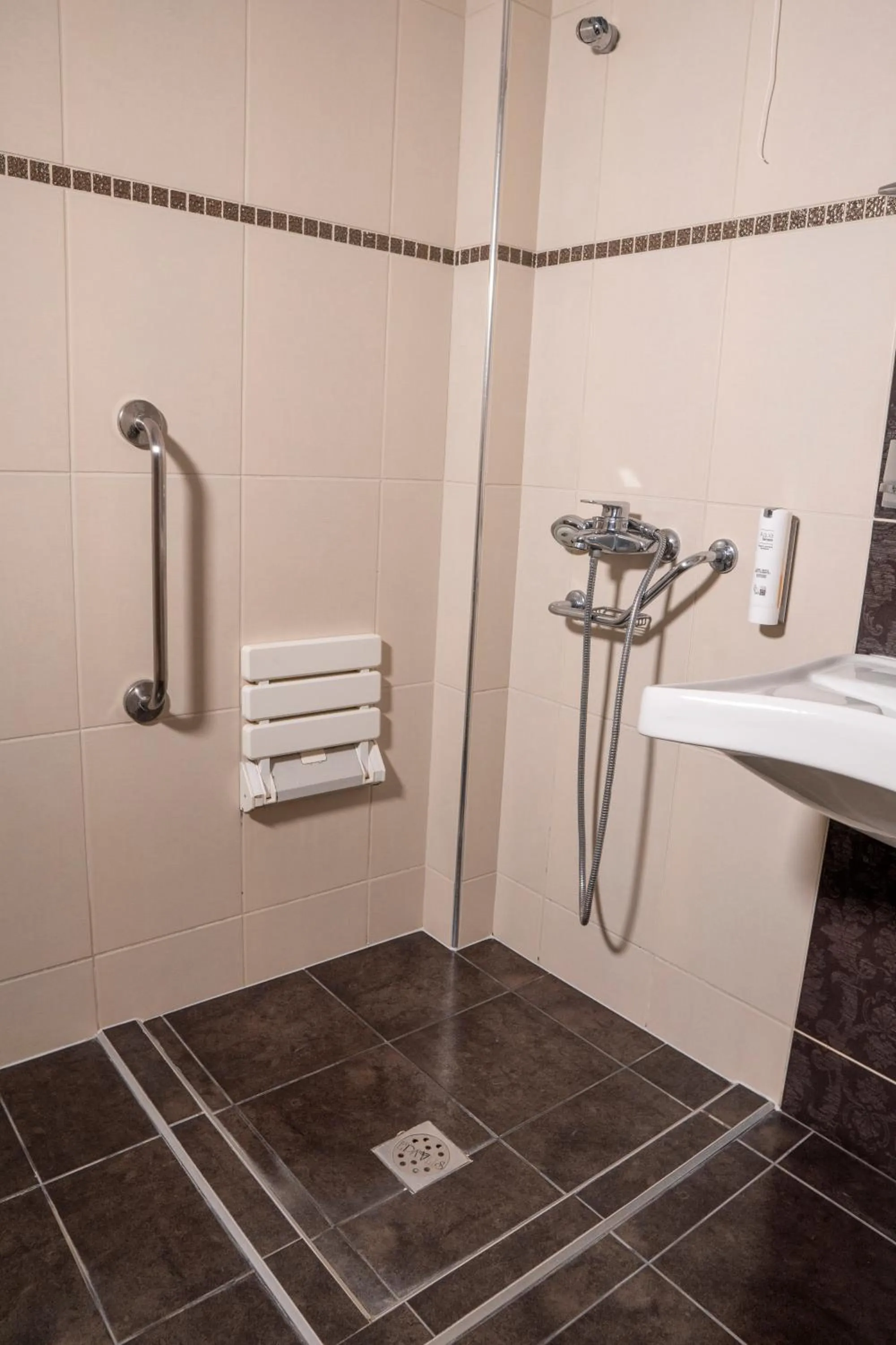 Shower in Hotel Epavlis Eleftheriadi