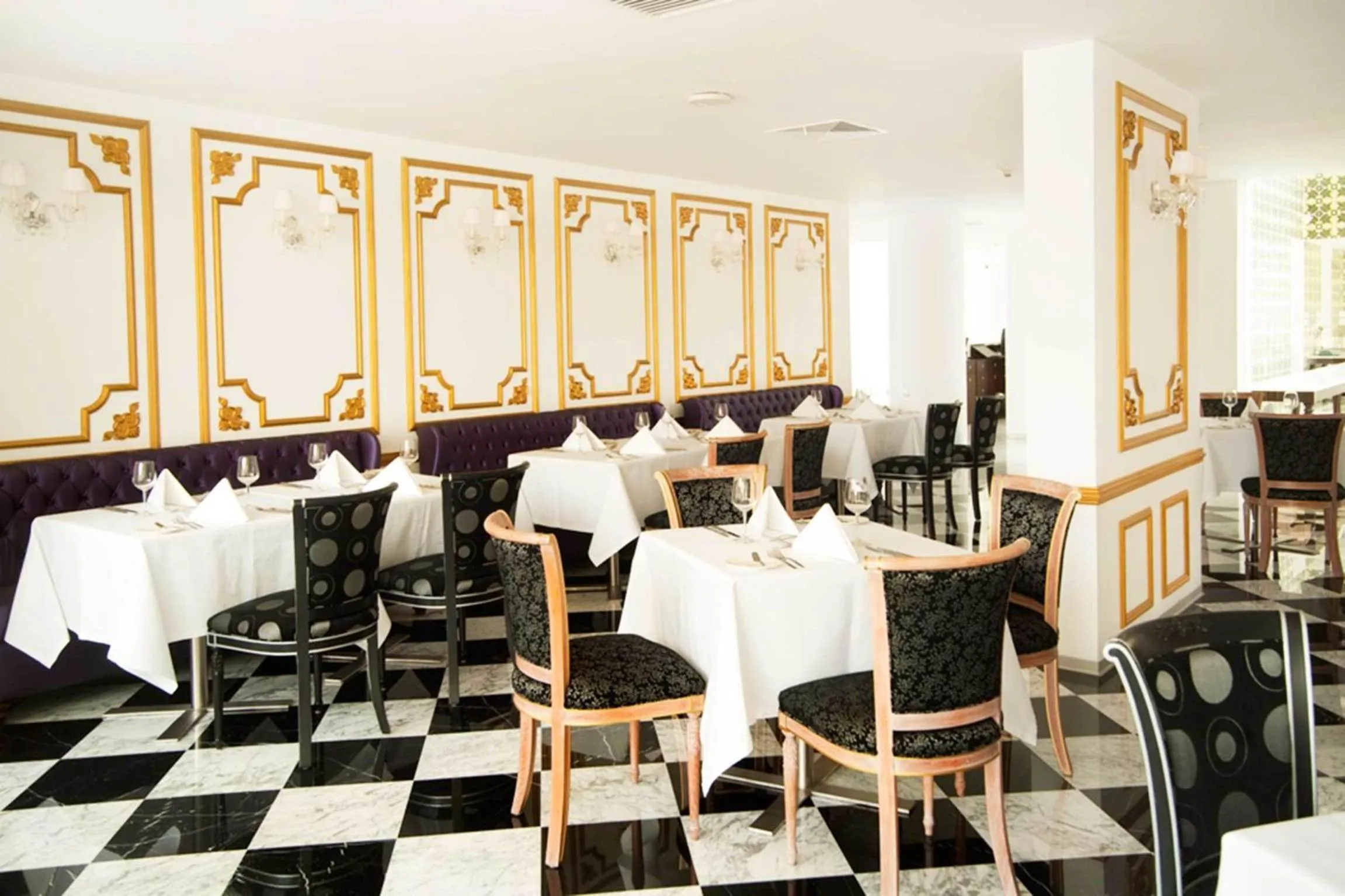 Restaurant/places to eat in NM Lima Hotel