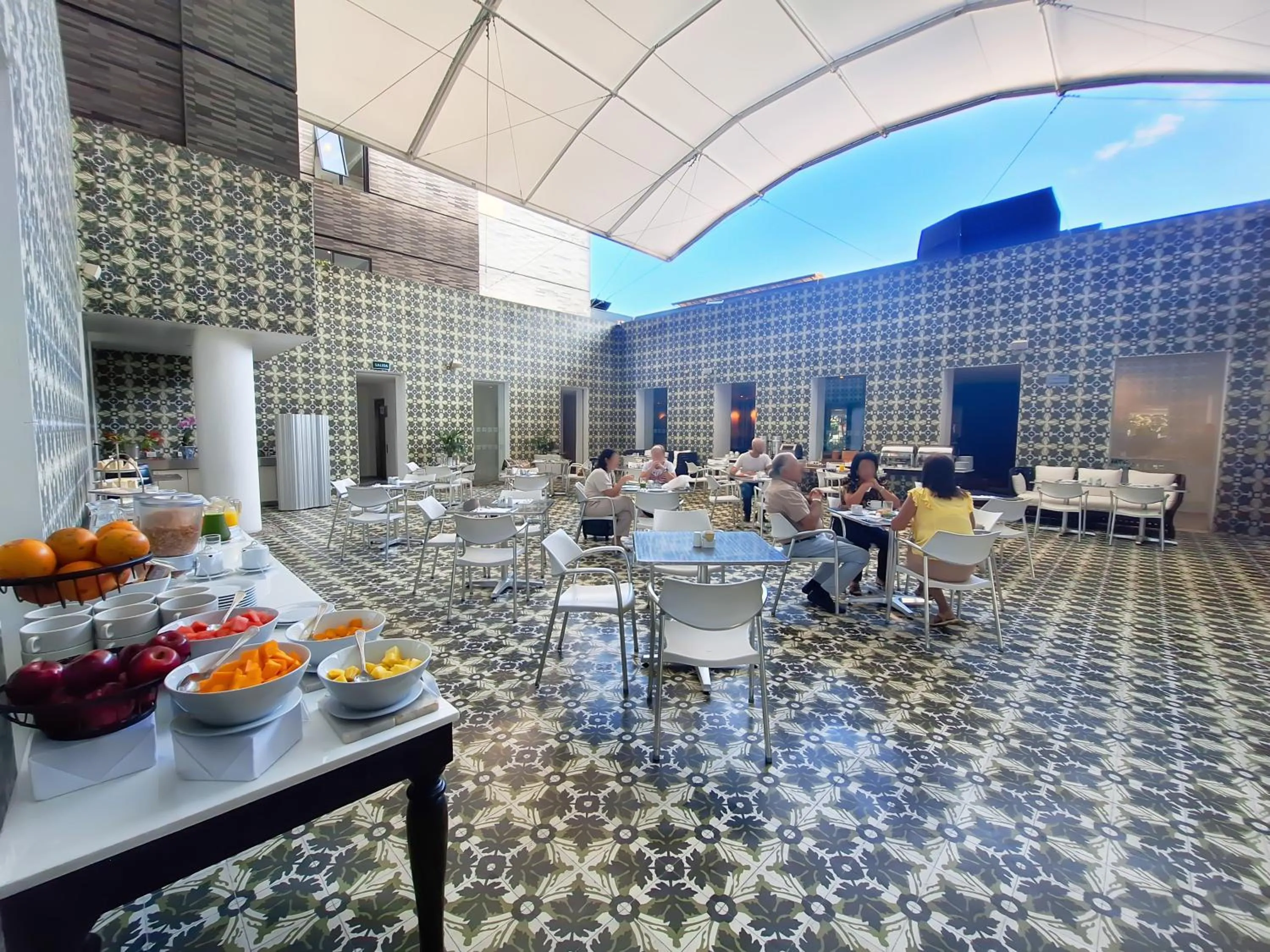 Restaurant/places to eat in NM Lima Hotel