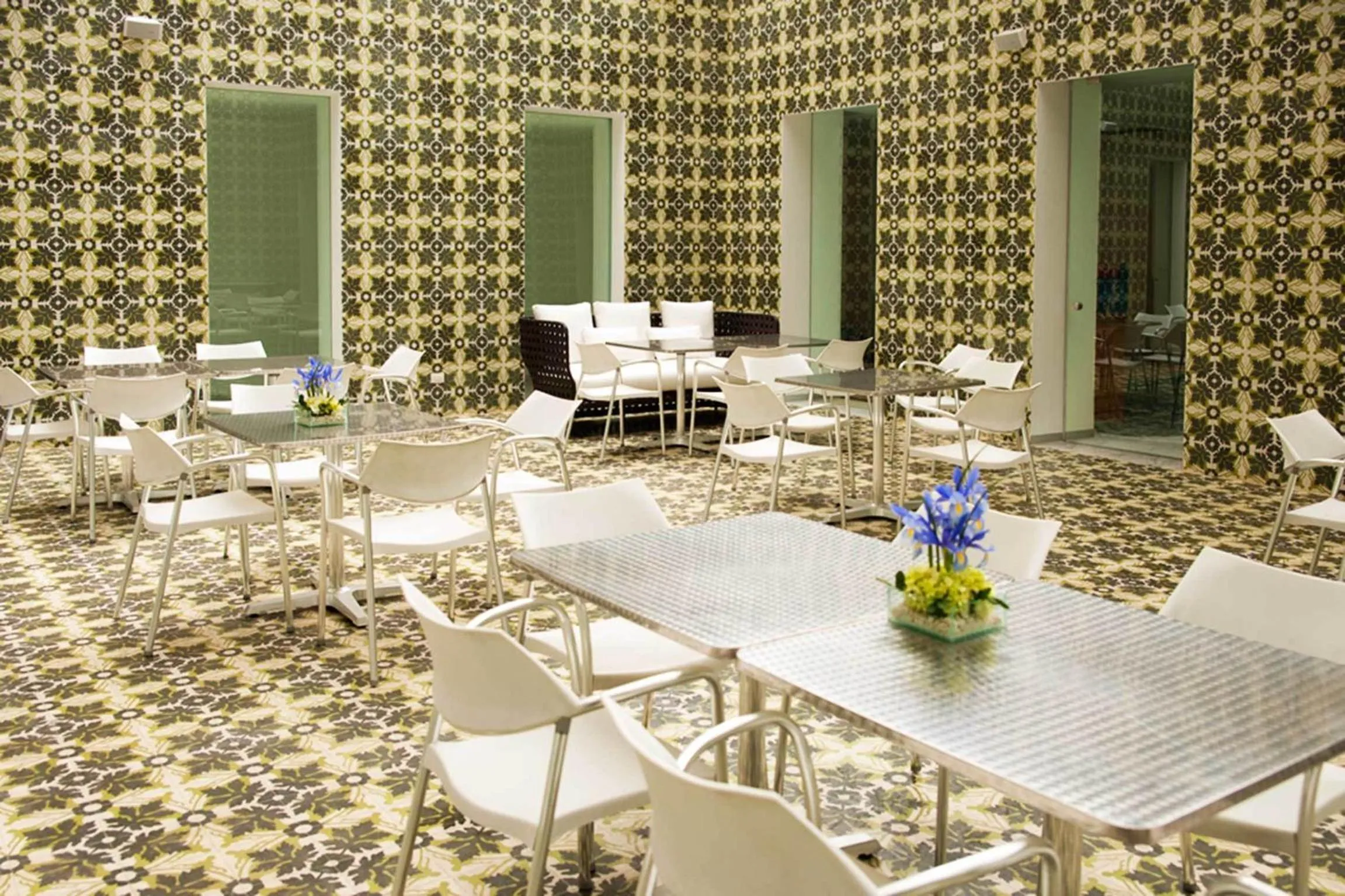 Restaurant/places to eat in NM Lima Hotel