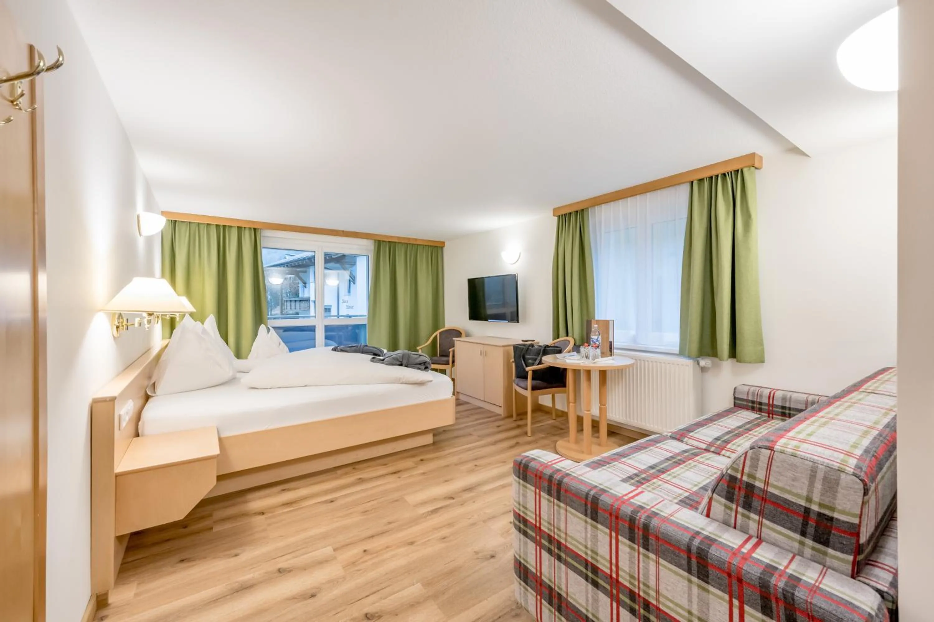 Bedroom, Bed in Alpenhotel Zimba