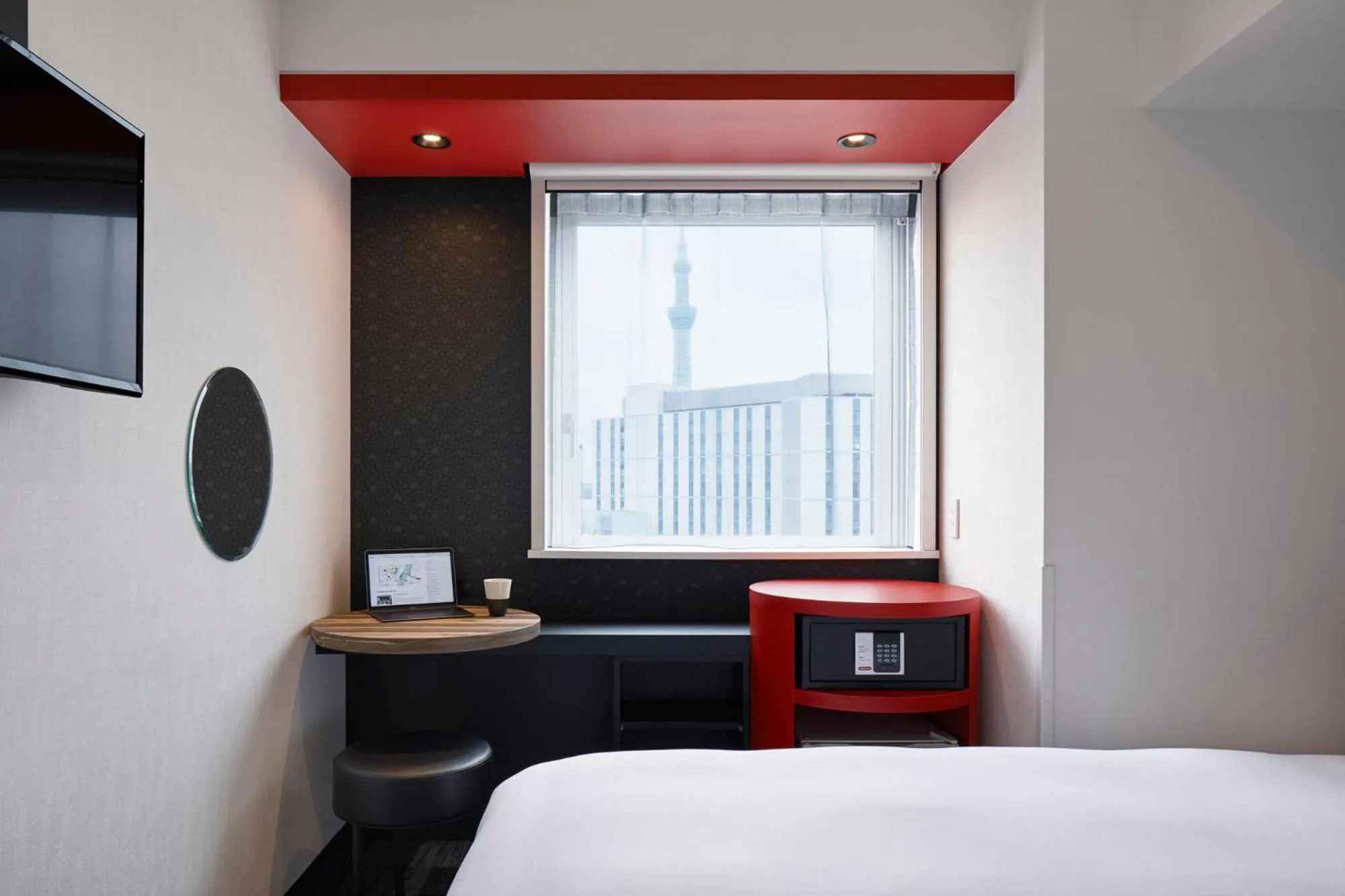 Photo of the whole room, Bed in the b asakusa