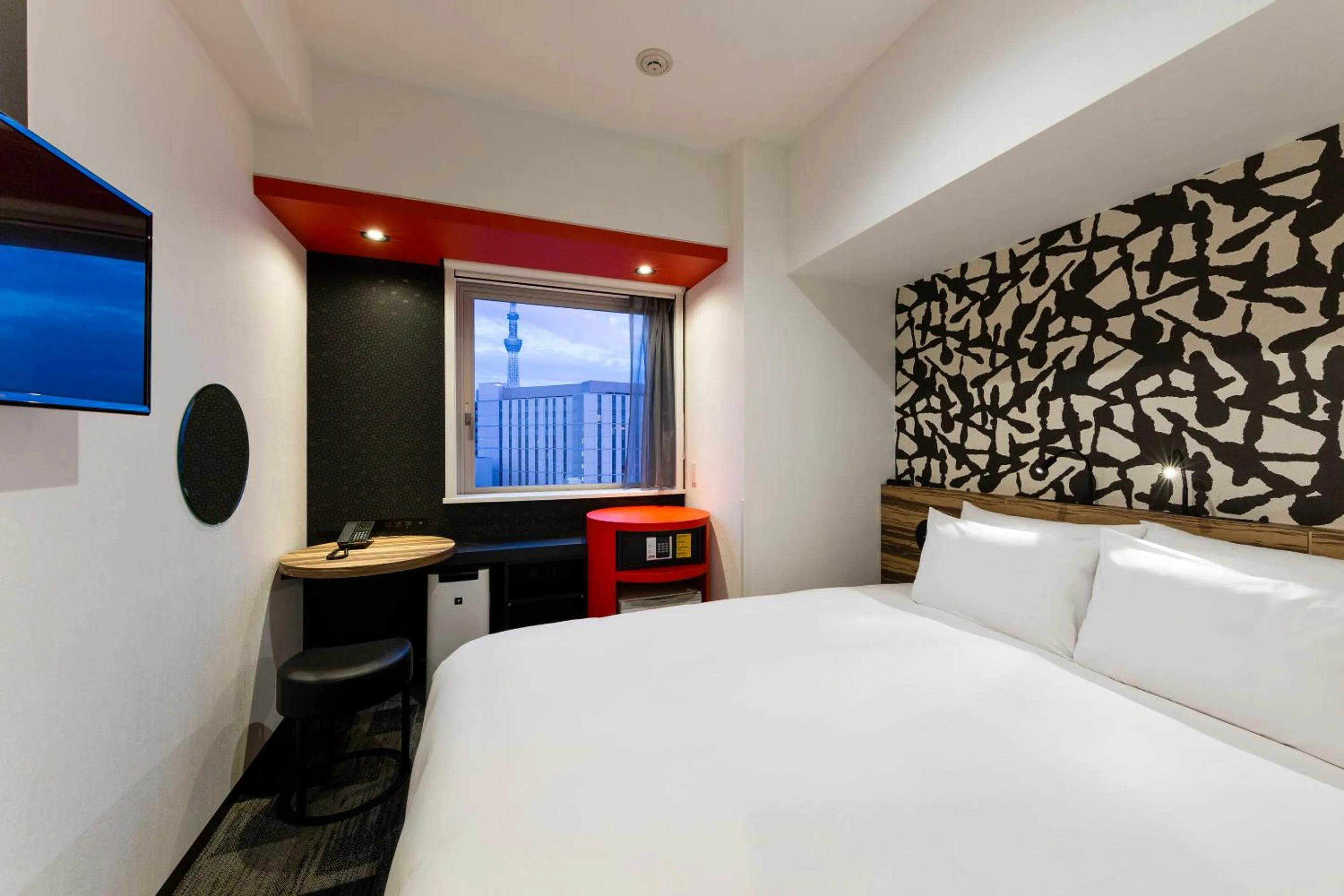 Photo of the whole room, Bed in the b asakusa