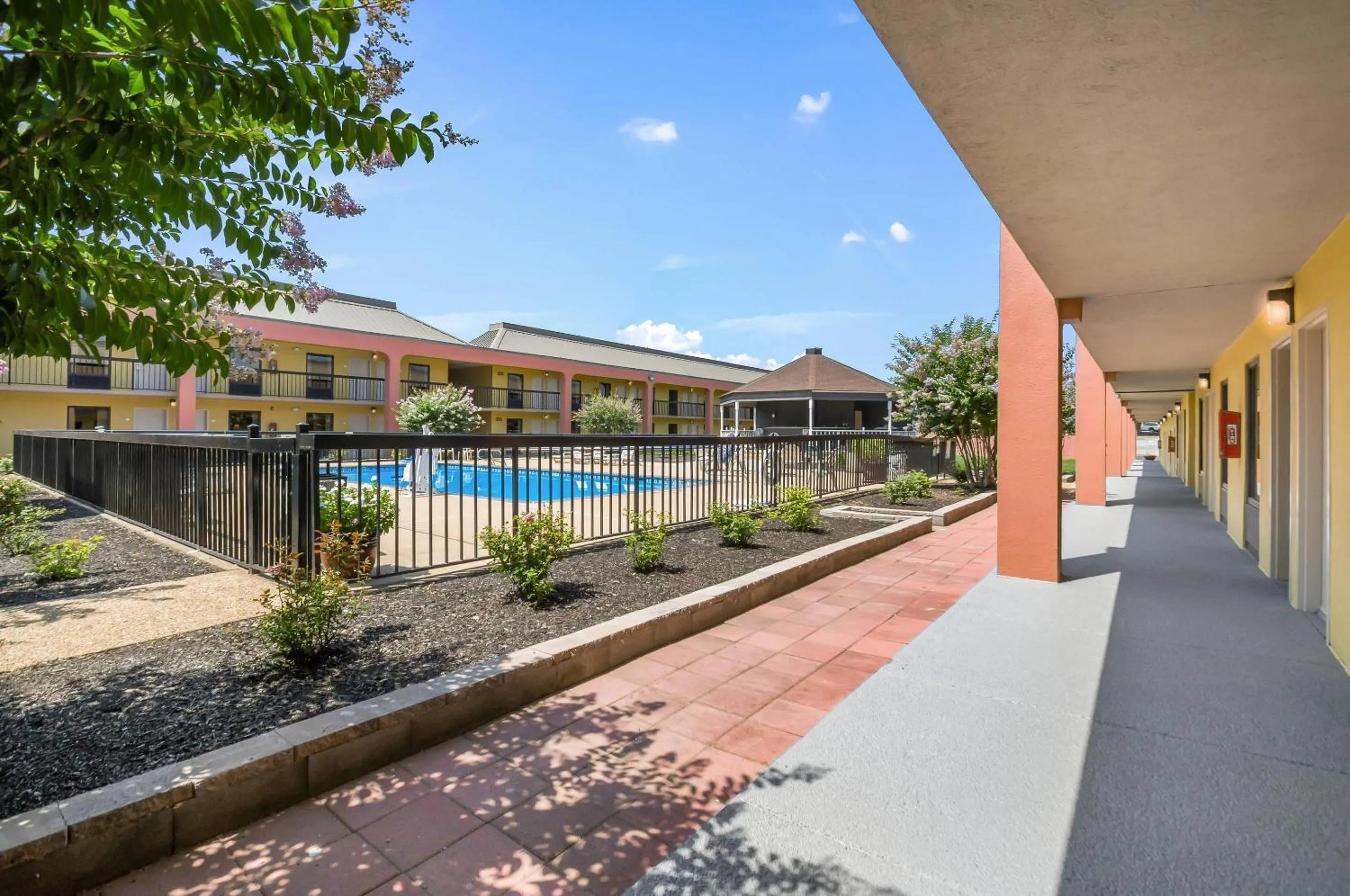 Swimming pool in Quality Inn Fredericksburg-Central Park Area