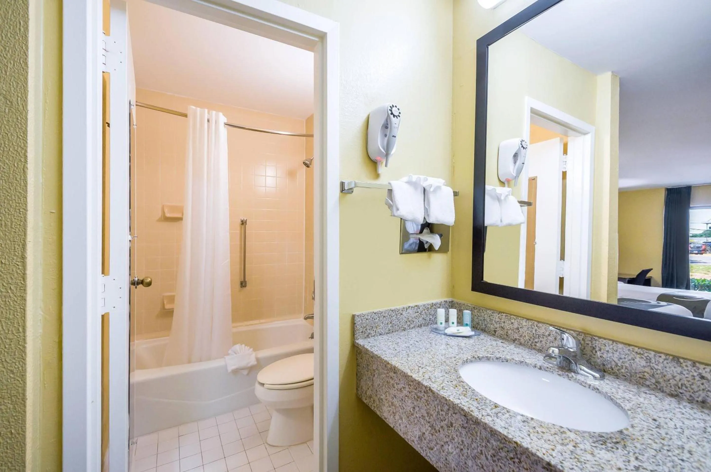 Bedroom in Quality Inn Fredericksburg-Central Park Area