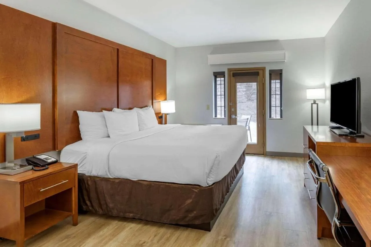 Bed in Comfort Suites Golden West on Evergreen Parkway