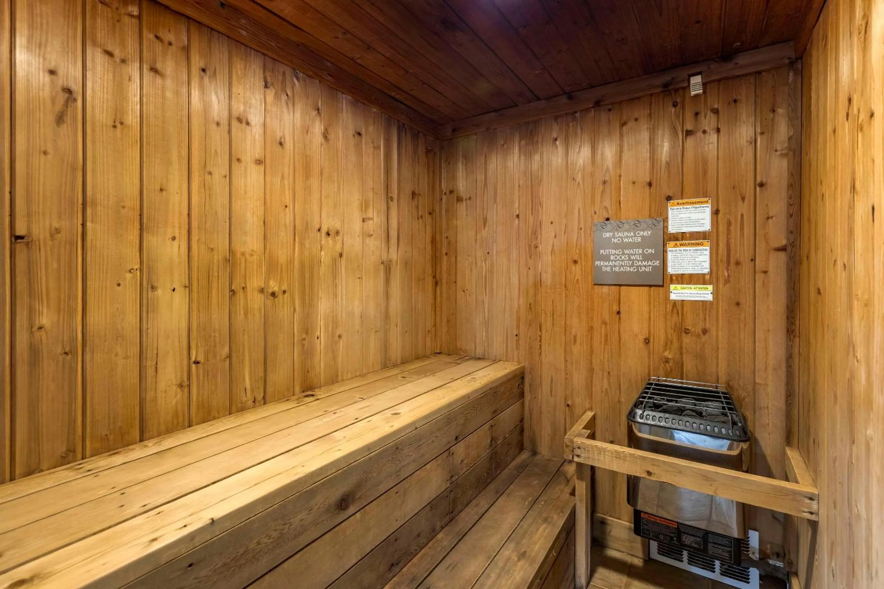 Swimming pool in Comfort Suites Golden West on Evergreen Parkway