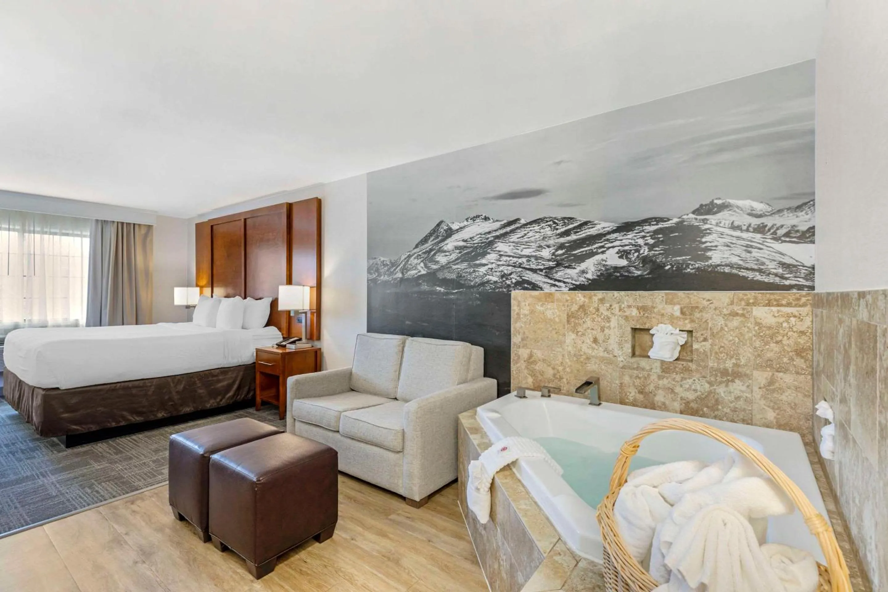 Bedroom, Bed in Comfort Suites Golden West on Evergreen Parkway