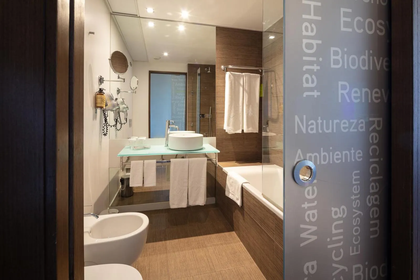 Toilet in NEYA Lisboa Hotel