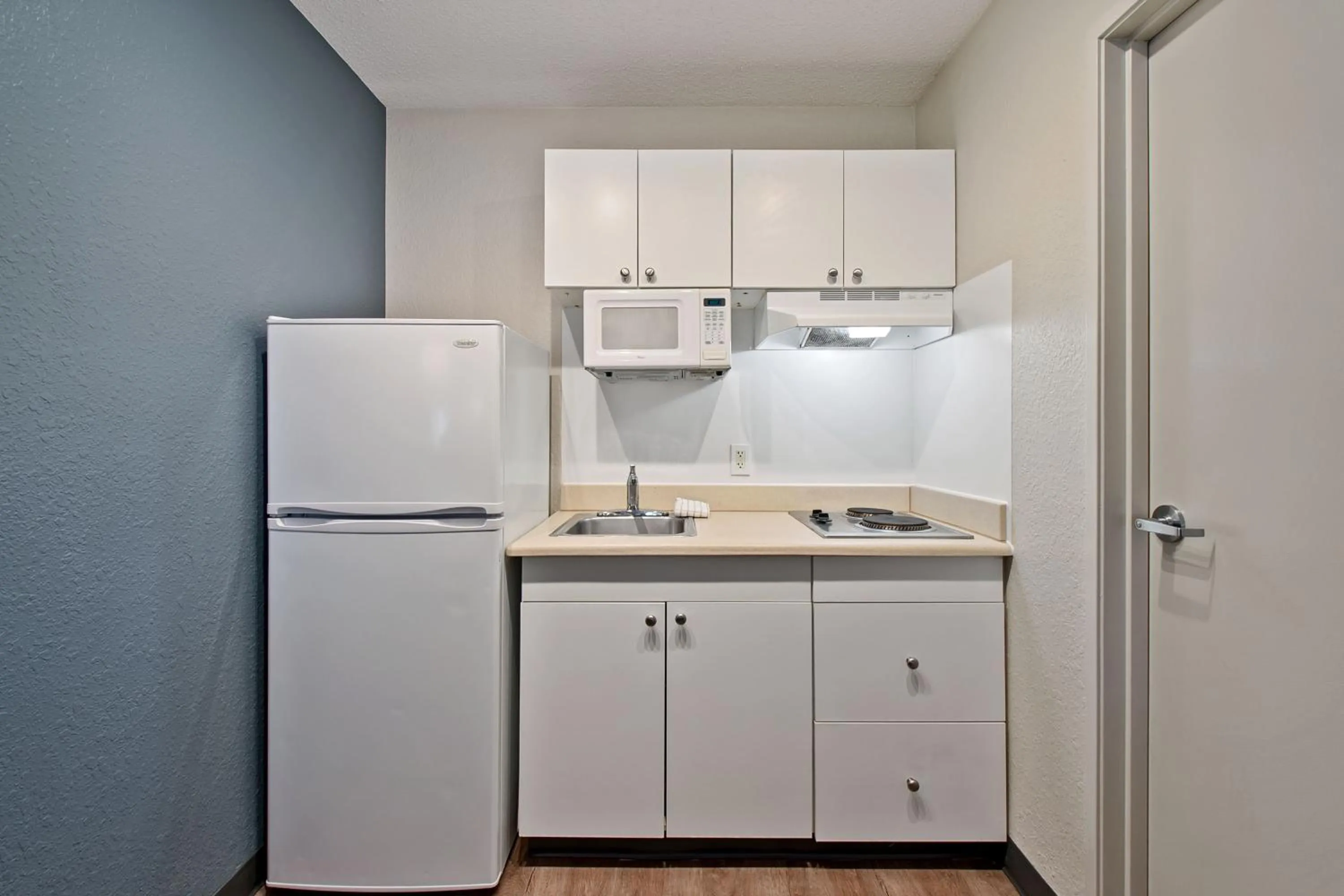 Kitchen or kitchenette in Extended Stay America Suites - Miami - Airport - Blue Lagoon