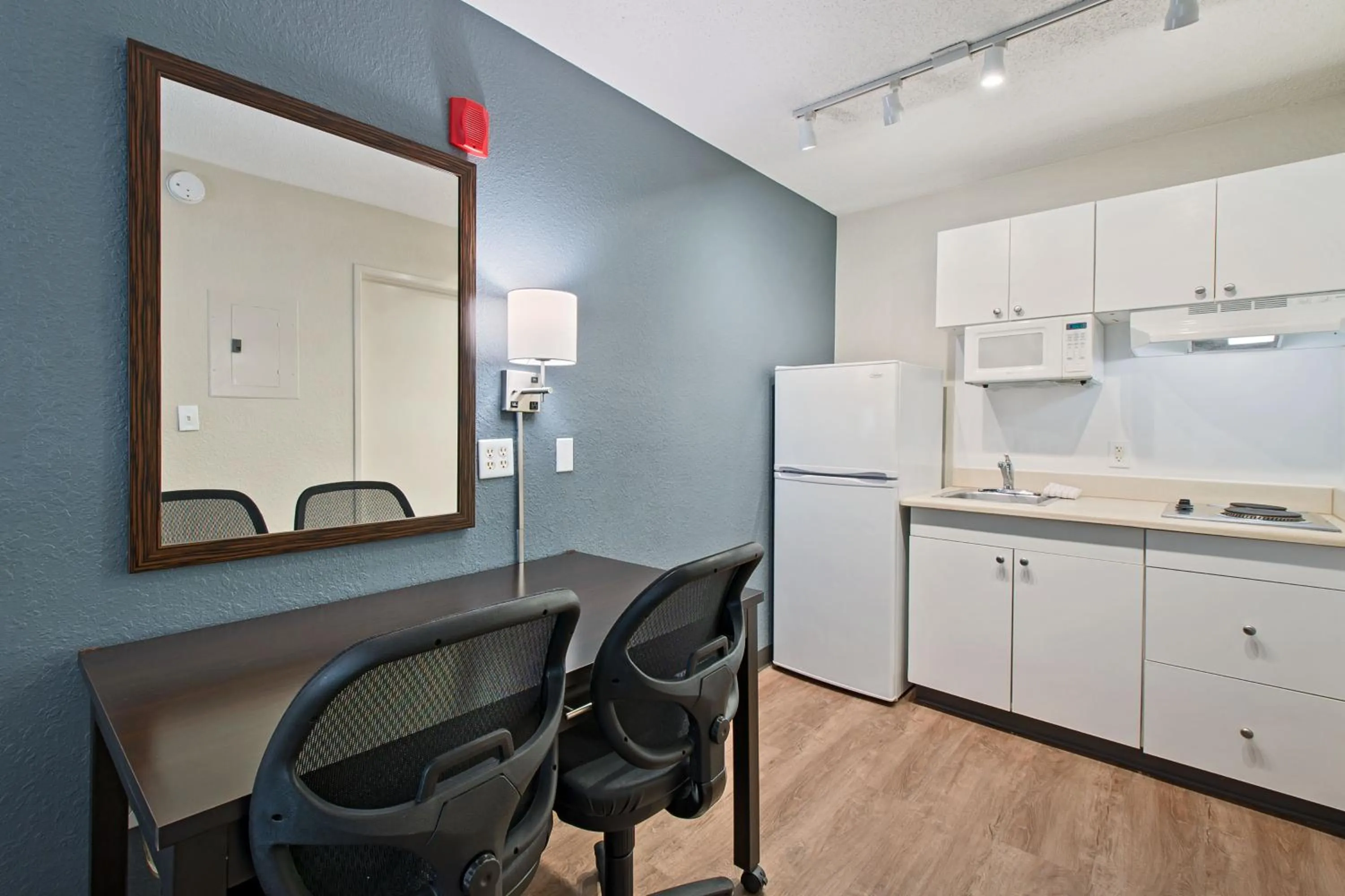 Kitchen or kitchenette in Extended Stay America Suites - Miami - Airport - Blue Lagoon
