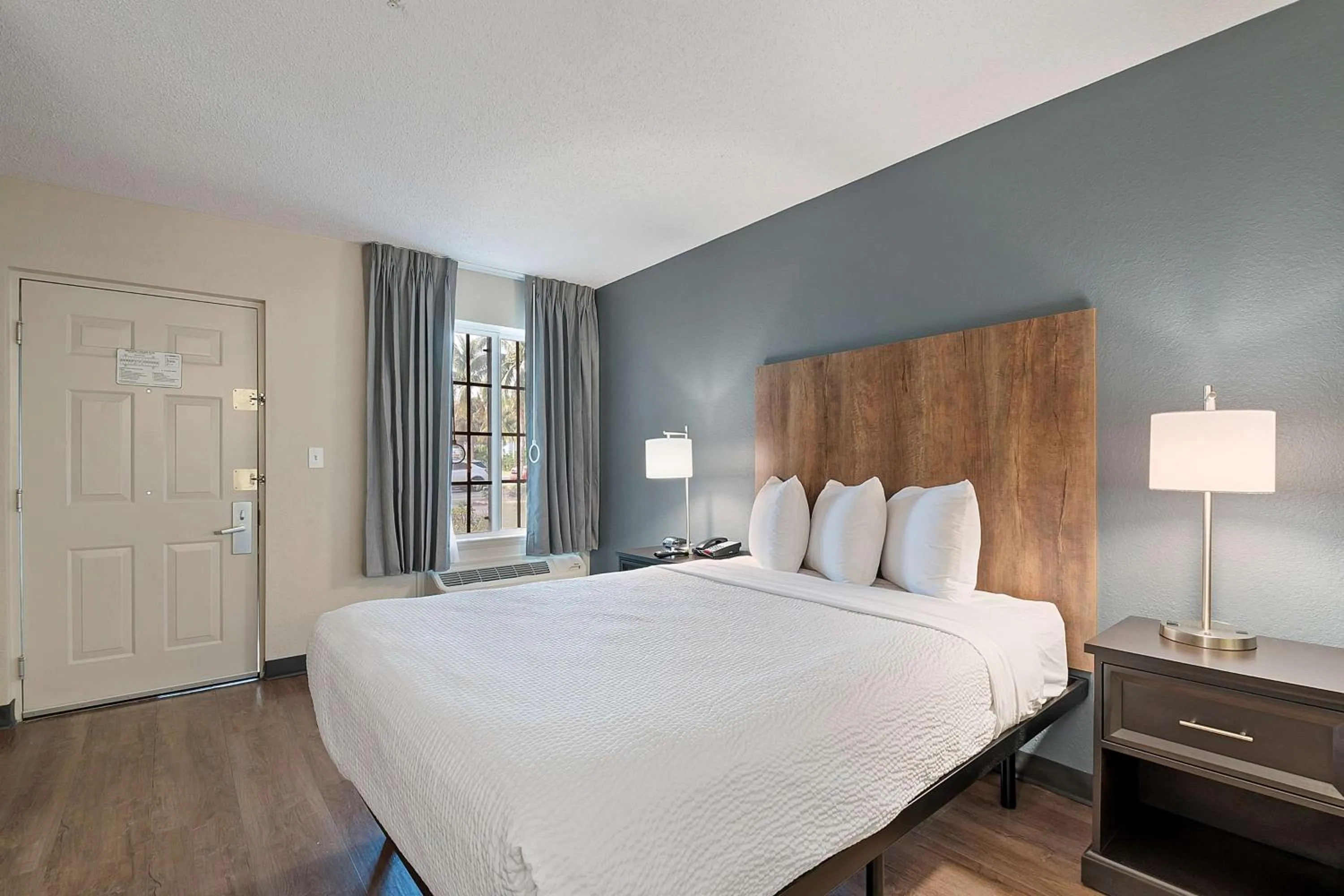 Bedroom, Bed in Extended Stay America Suites - Miami - Airport - Blue Lagoon