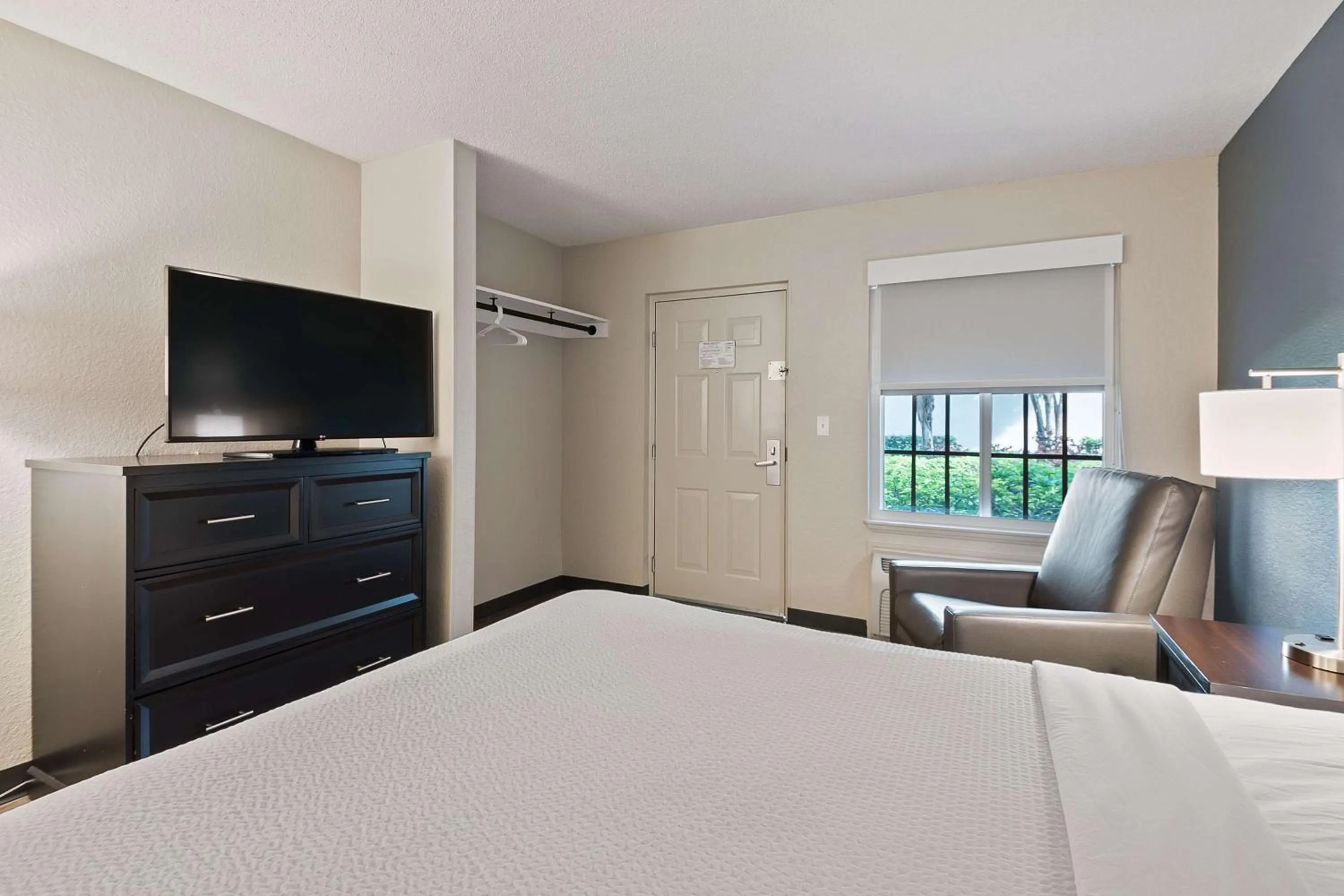 Bedroom, Bed in Extended Stay America Suites - Miami - Airport - Blue Lagoon