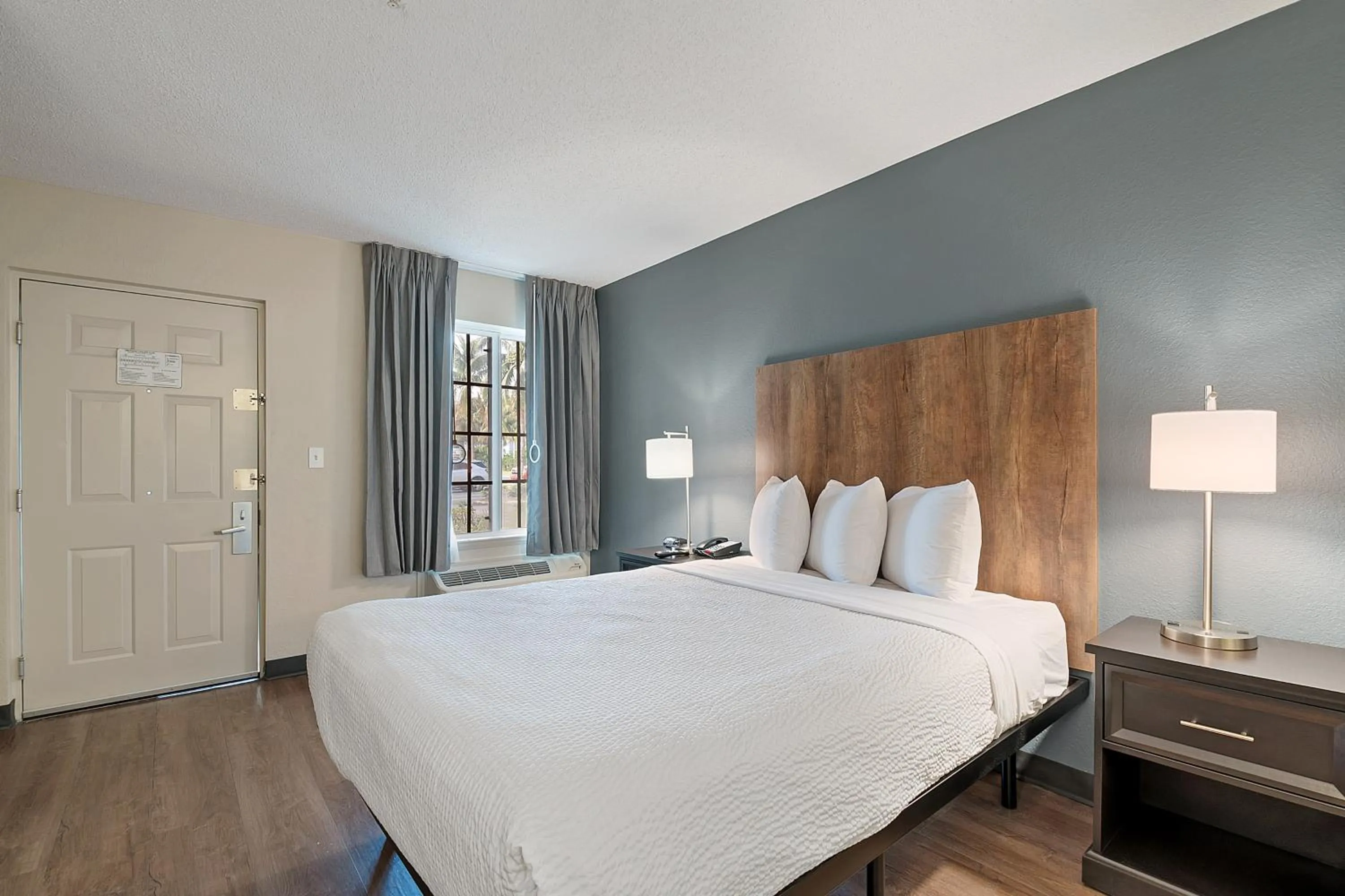 Bed in Extended Stay America Suites - Miami - Airport - Blue Lagoon