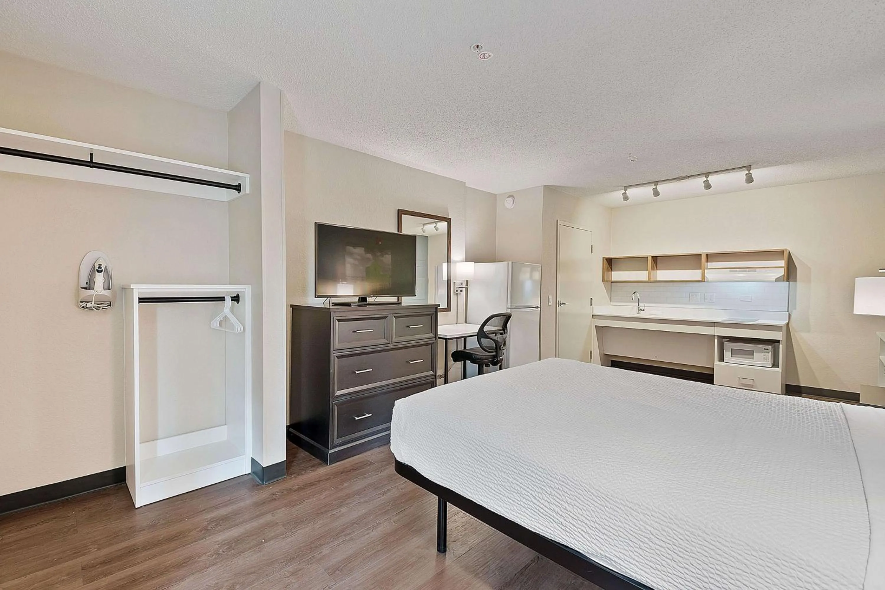 Bedroom, Bed in Extended Stay America Suites - Miami - Airport - Blue Lagoon