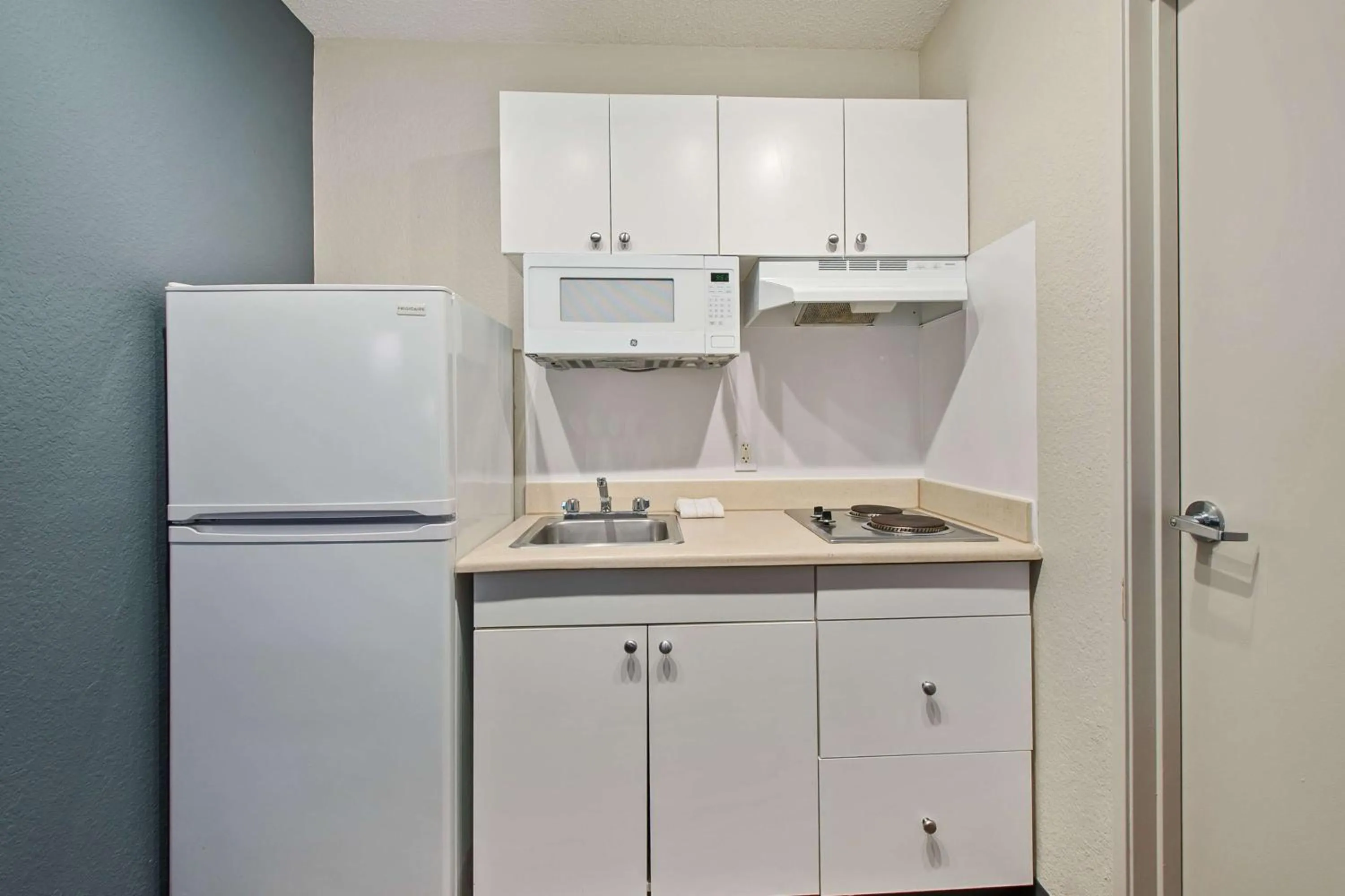 Kitchen or kitchenette in Extended Stay America Suites - Miami - Airport - Blue Lagoon