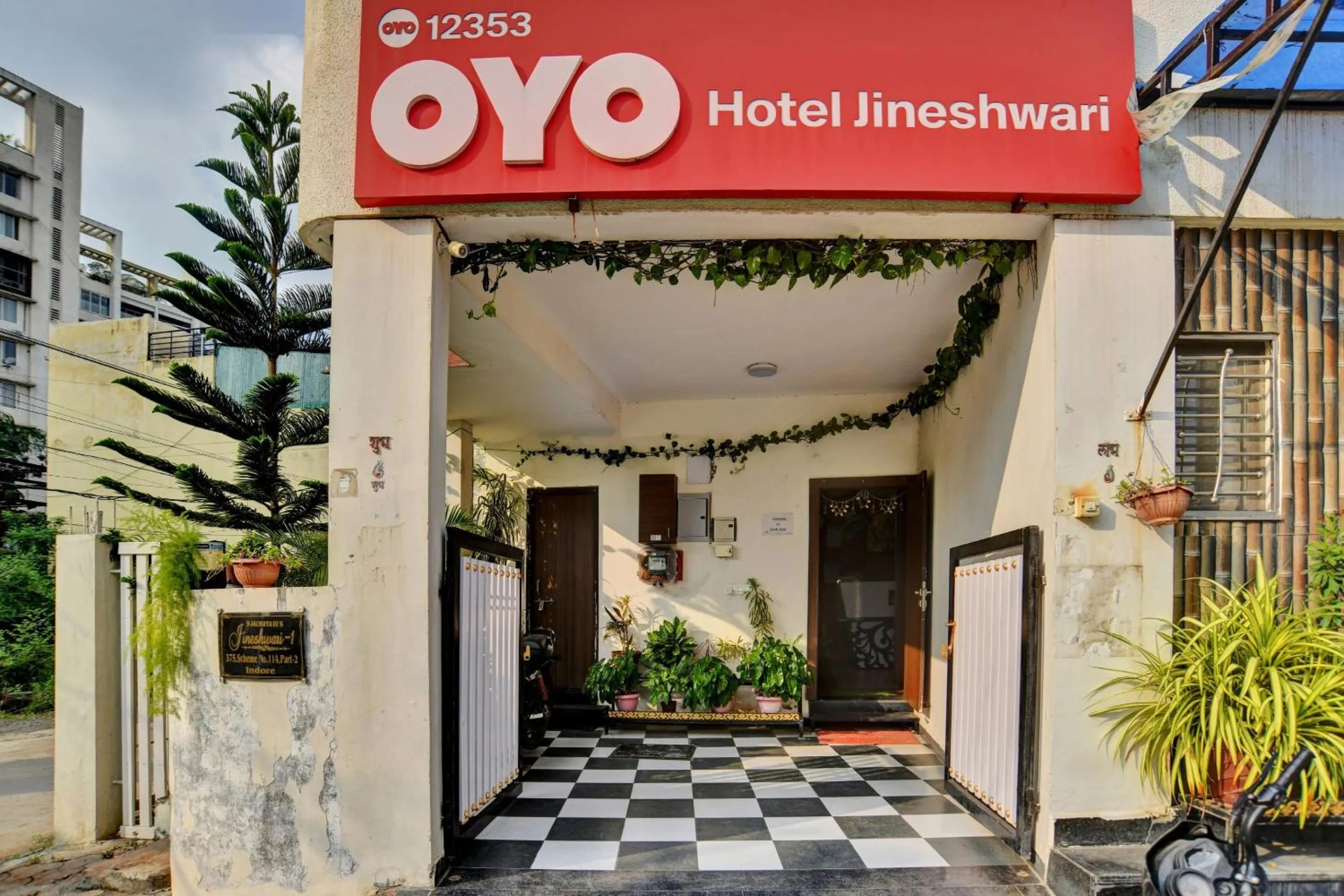 Facade/entrance in Collection O Jineshwari Hotel