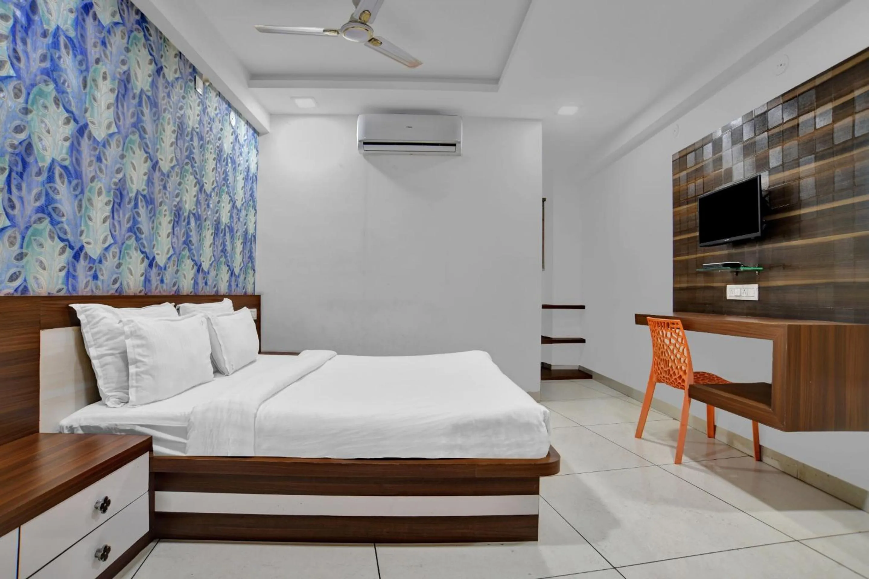 Facade/entrance, Bed in Collection O Jineshwari Hotel