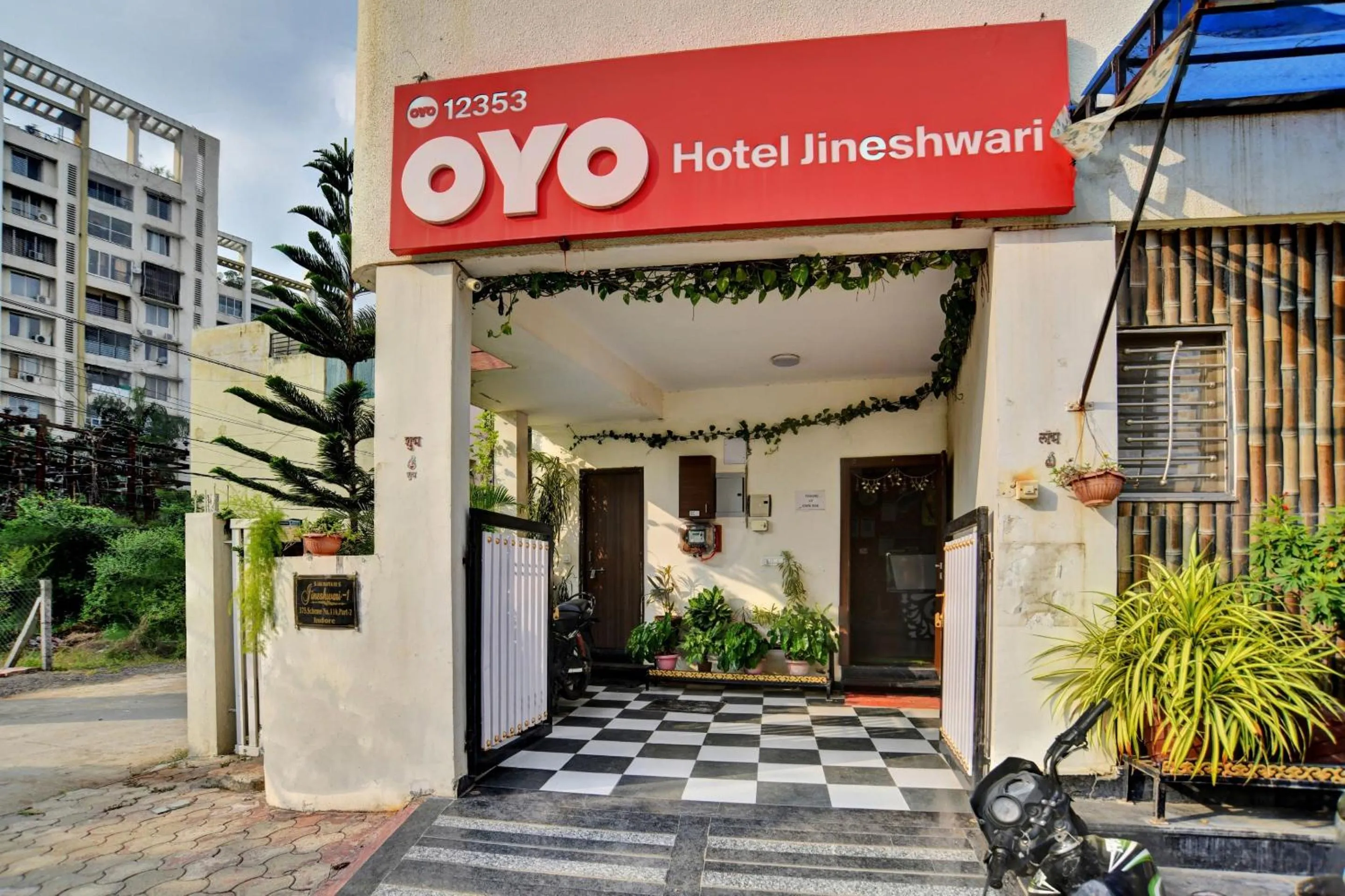 Facade/entrance in Collection O Jineshwari Hotel