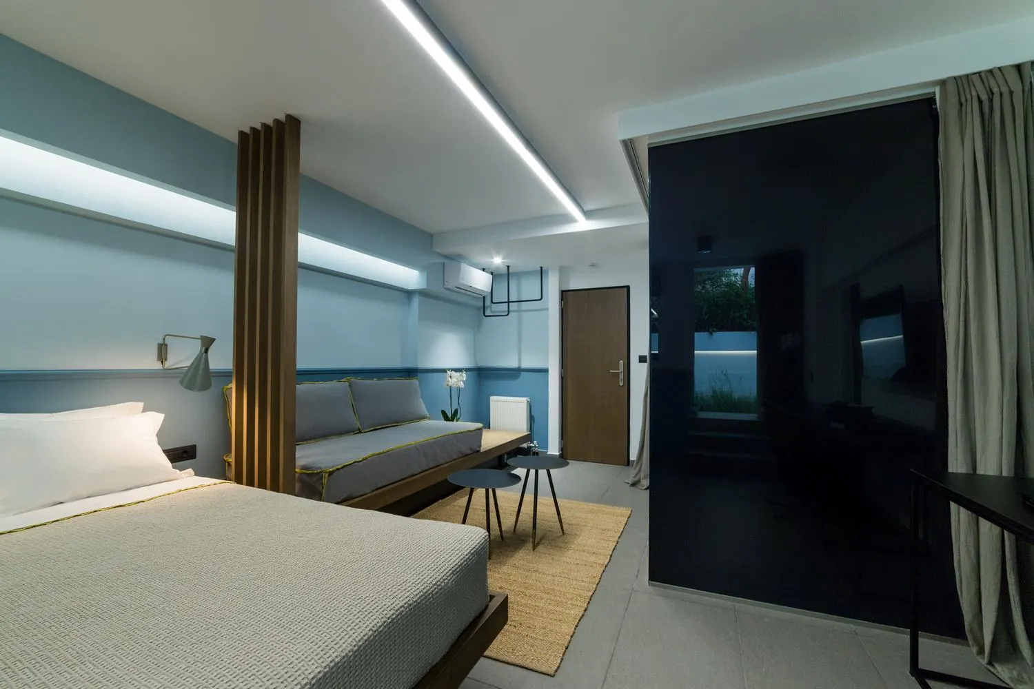 Photo of the whole room, Bed in Sir Athens