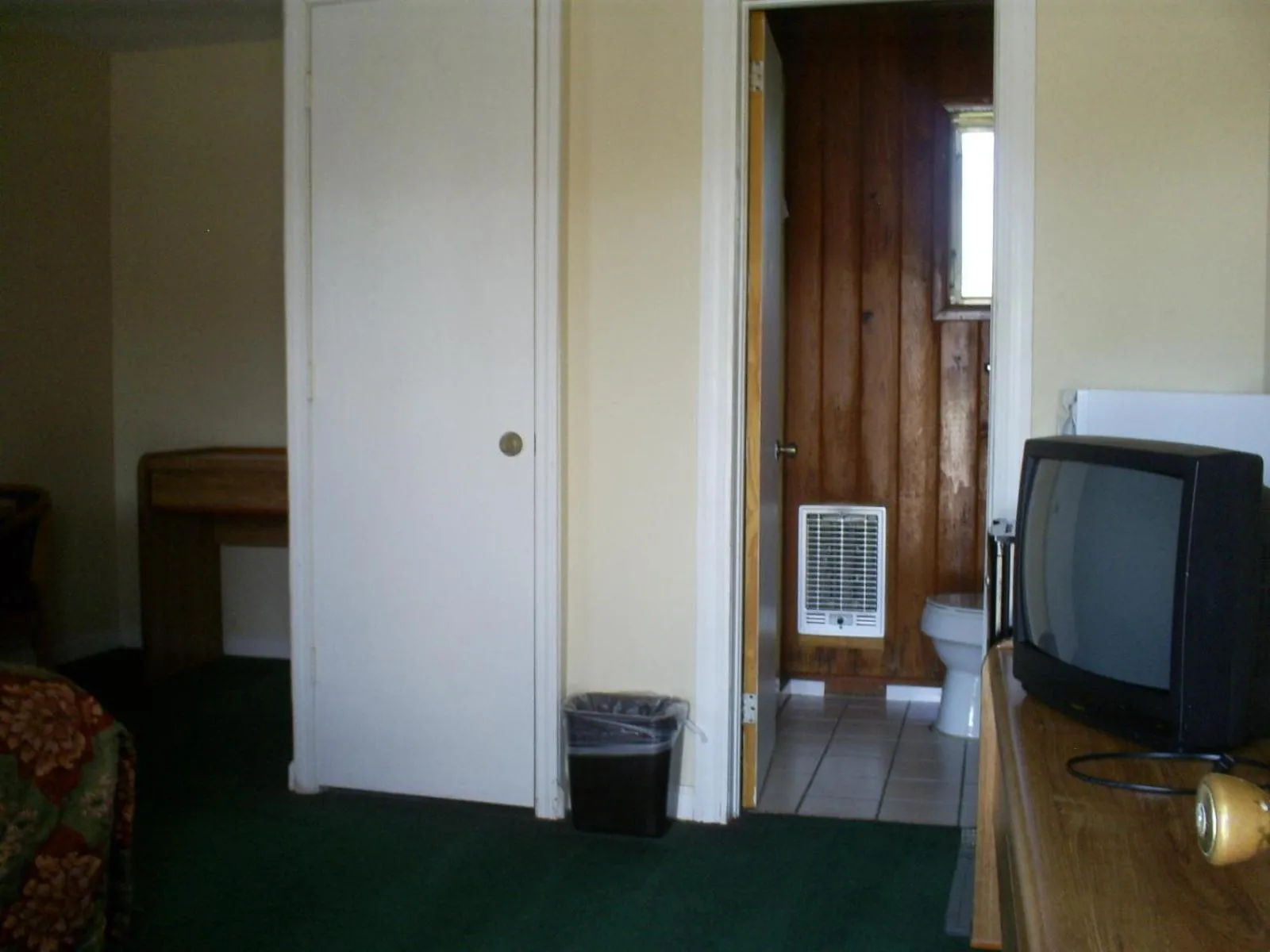 TV and multimedia in Crestview Inn