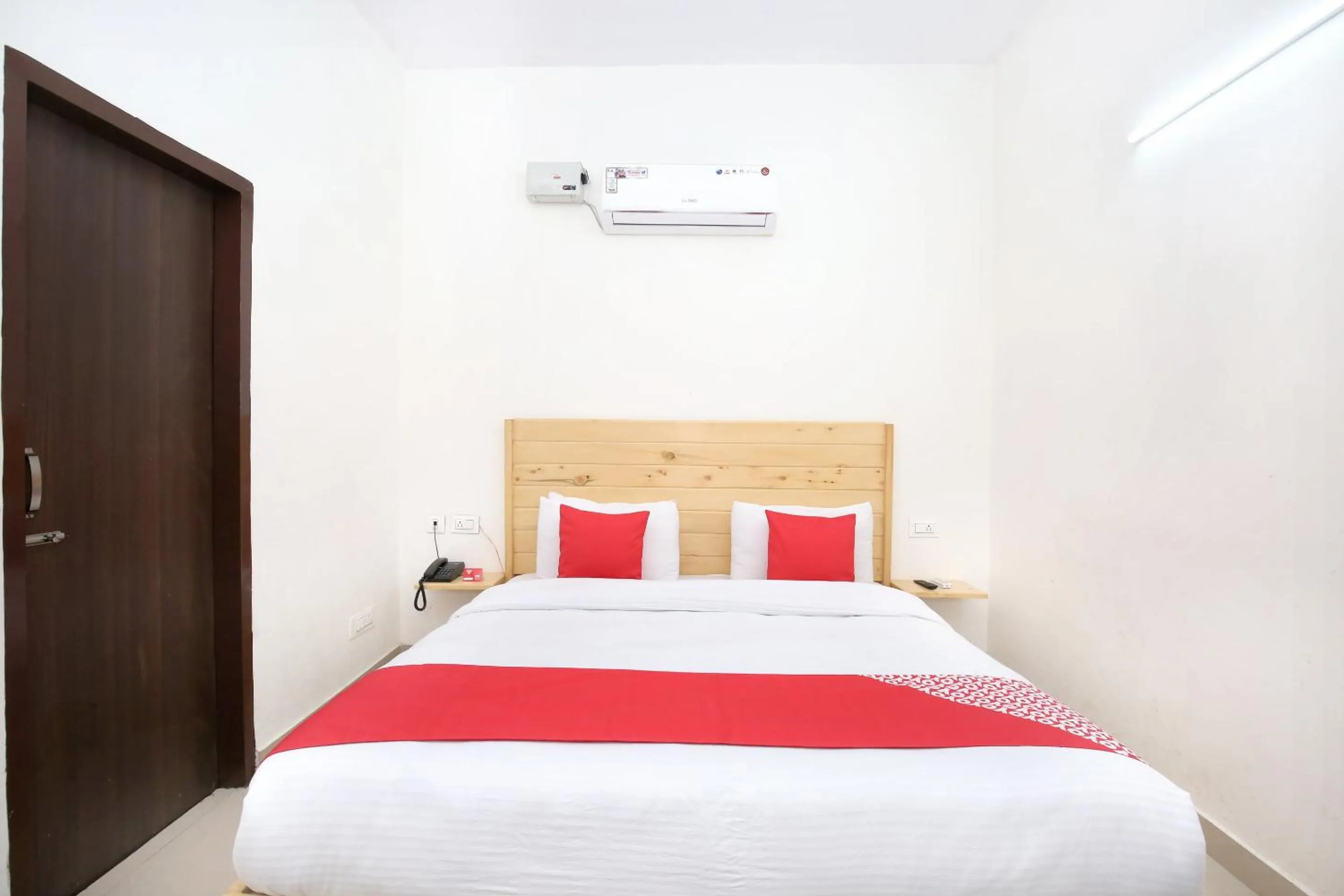 Bedroom, Bed in Hotel O Chandigarh