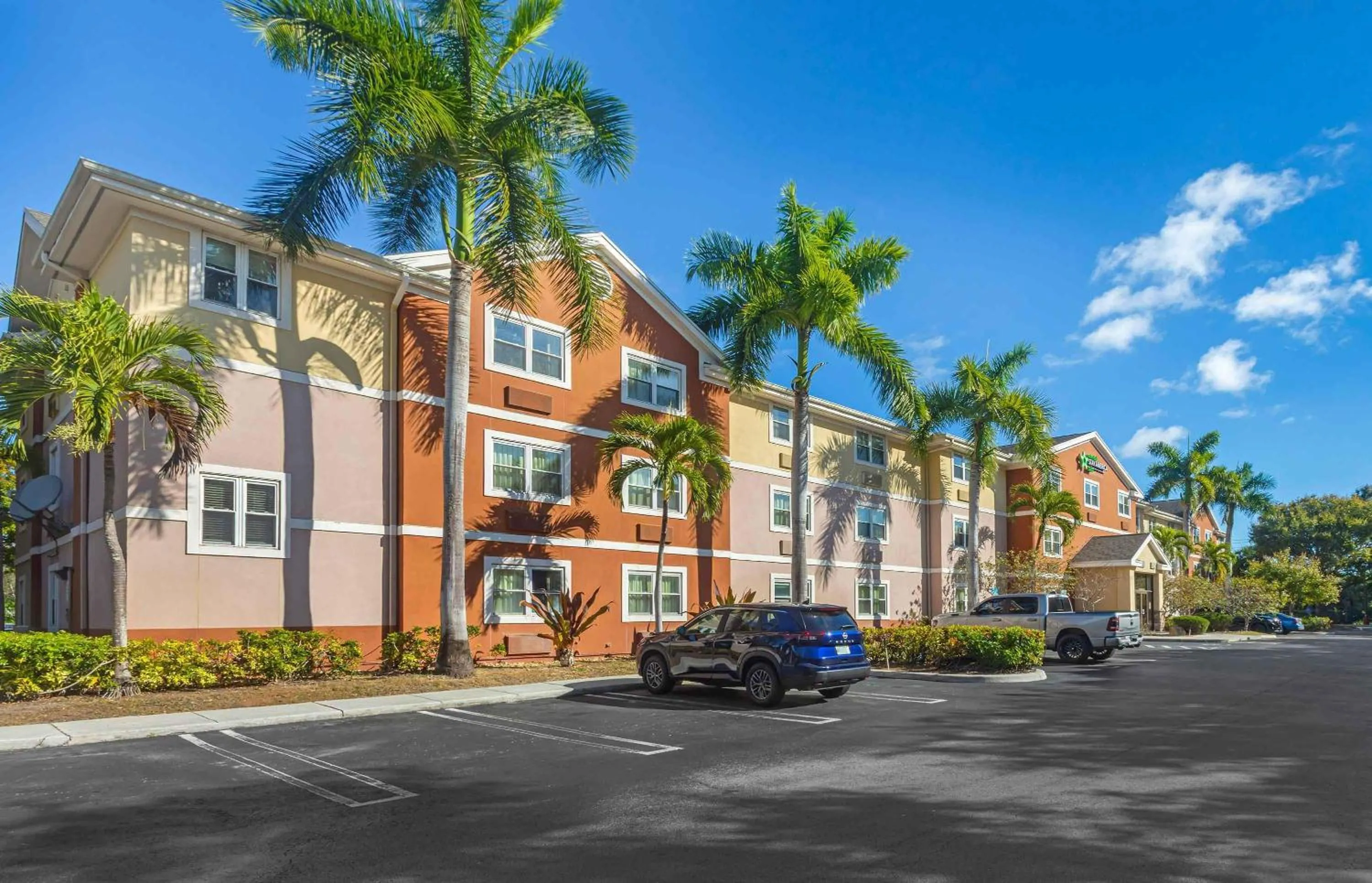 Property building in Extended Stay America Suites - West Palm Beach - Northpoint Corporate Park