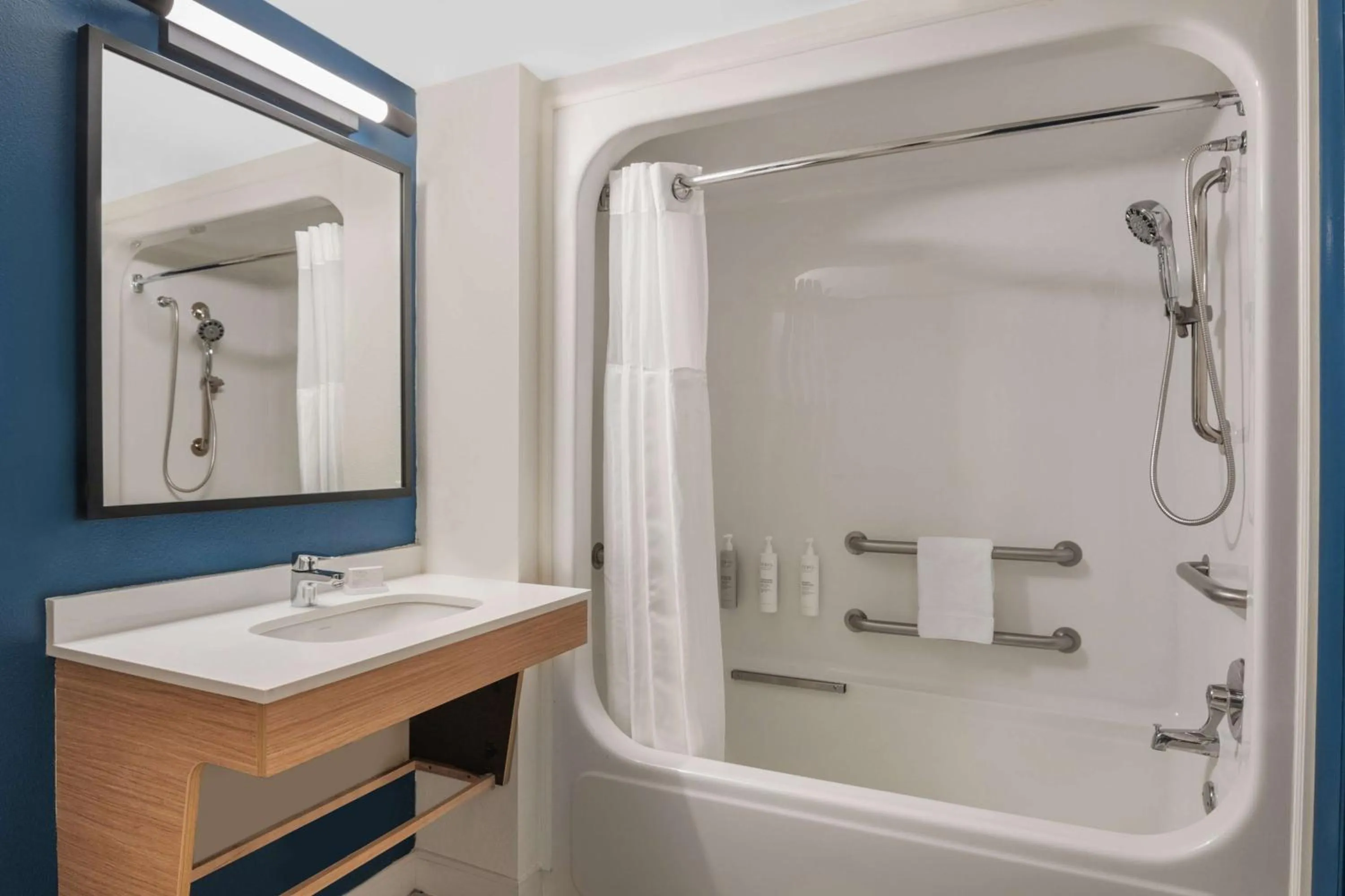 Bathroom in Villa Victor, Ascend Hotel Collection