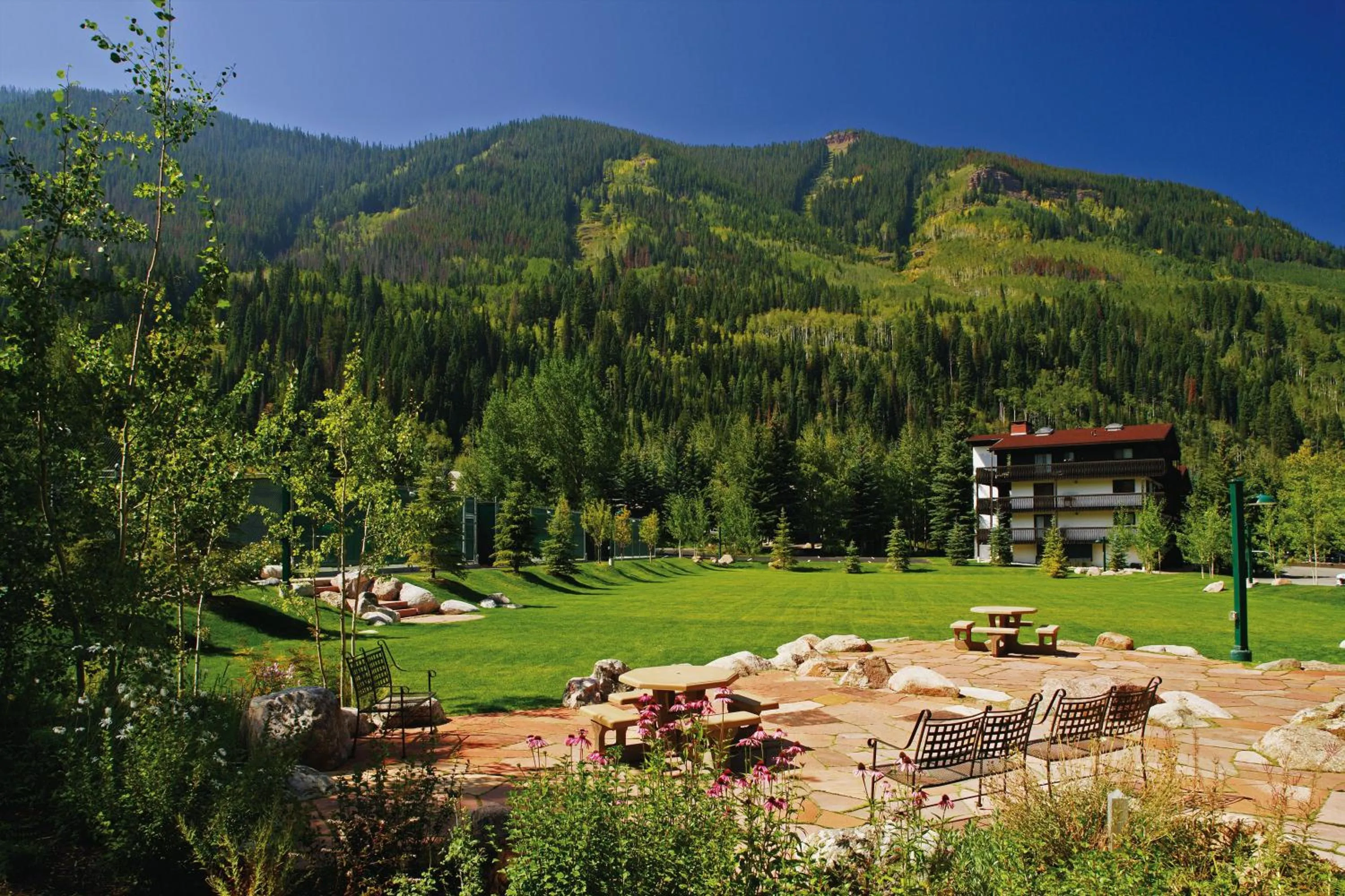 Facade/entrance in Vail Racquet Club Mountain Resort
