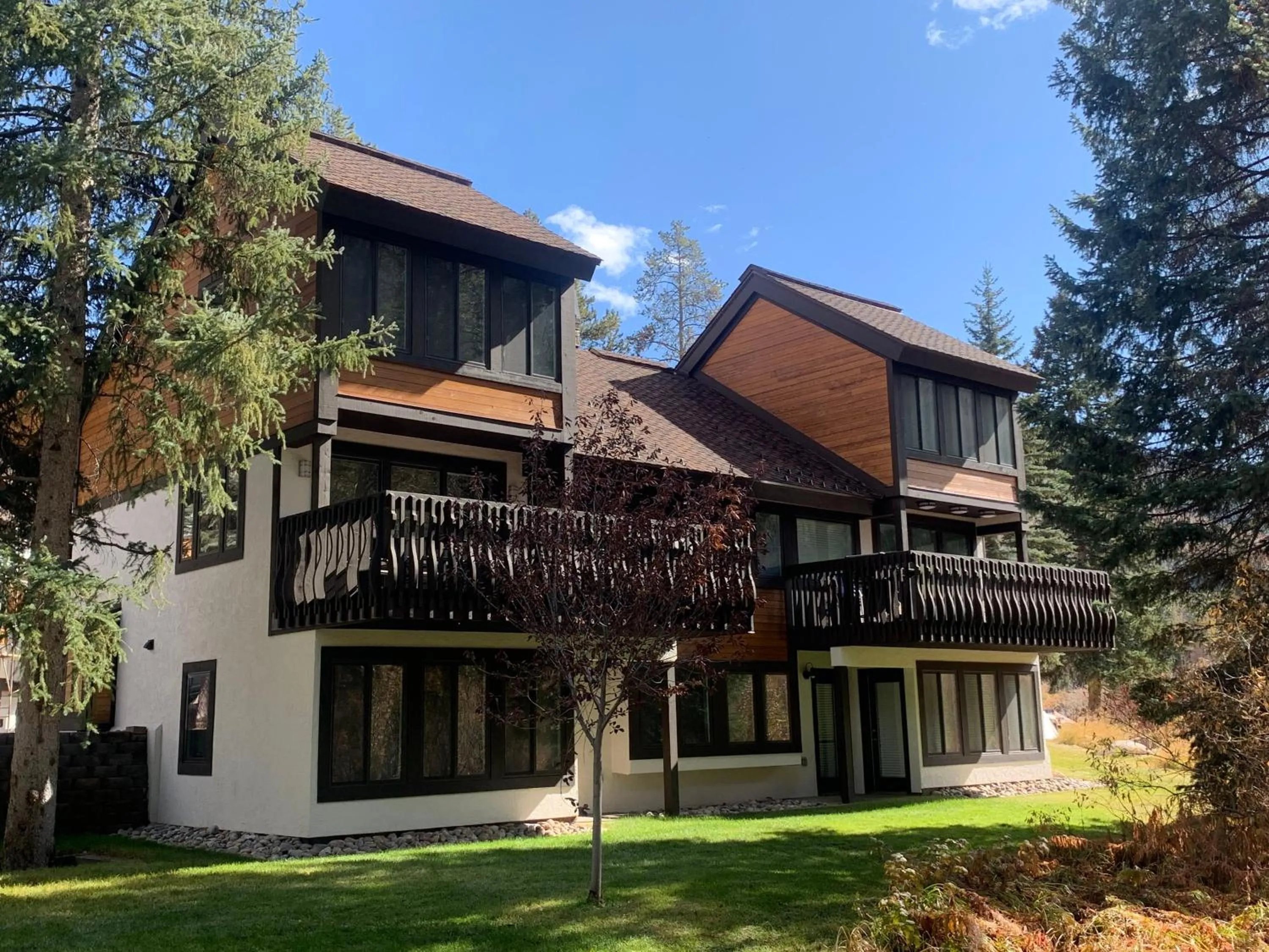 Property building in Vail Racquet Club Mountain Resort