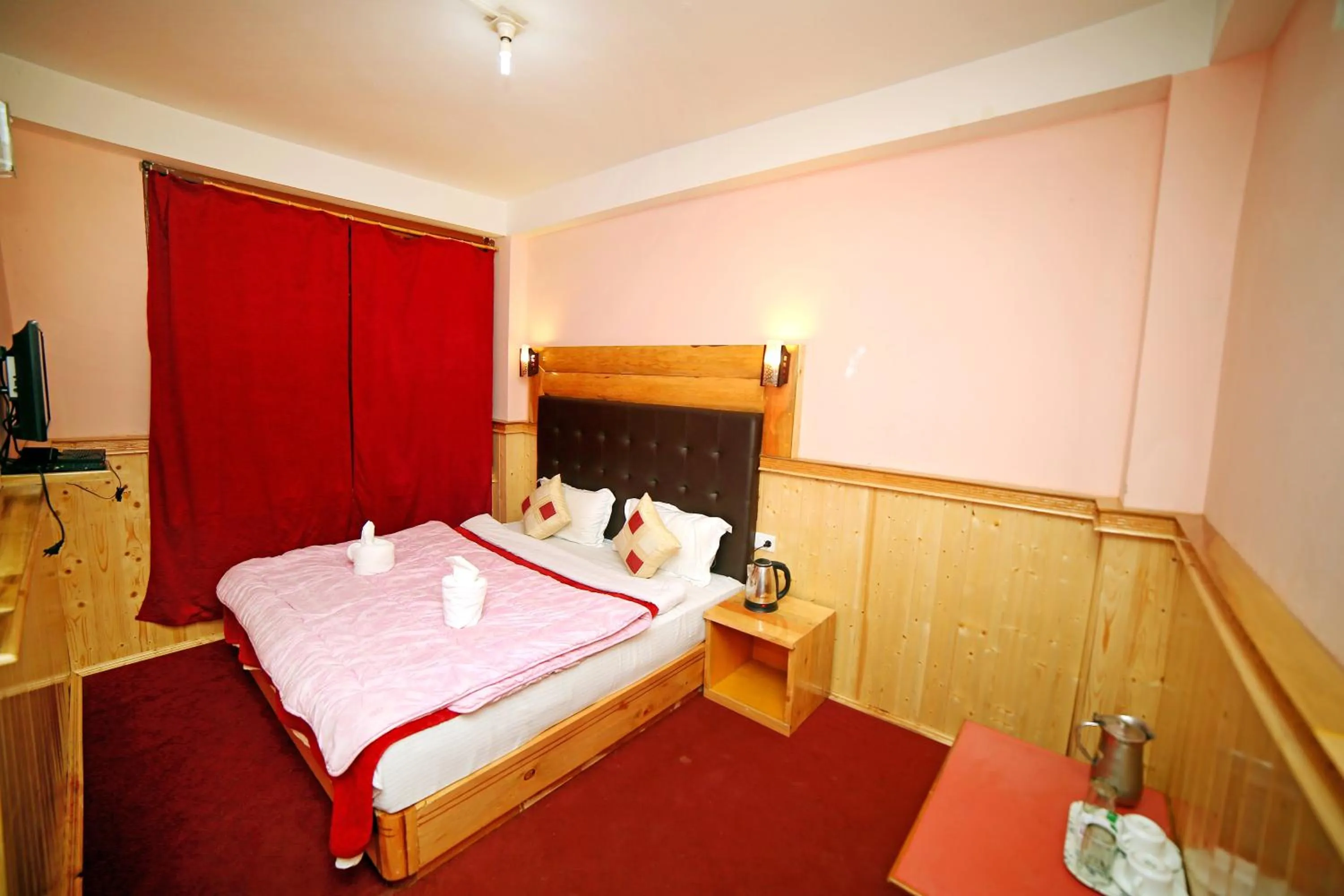 Coffee/tea facilities, Bed in Rufina Blue Pine