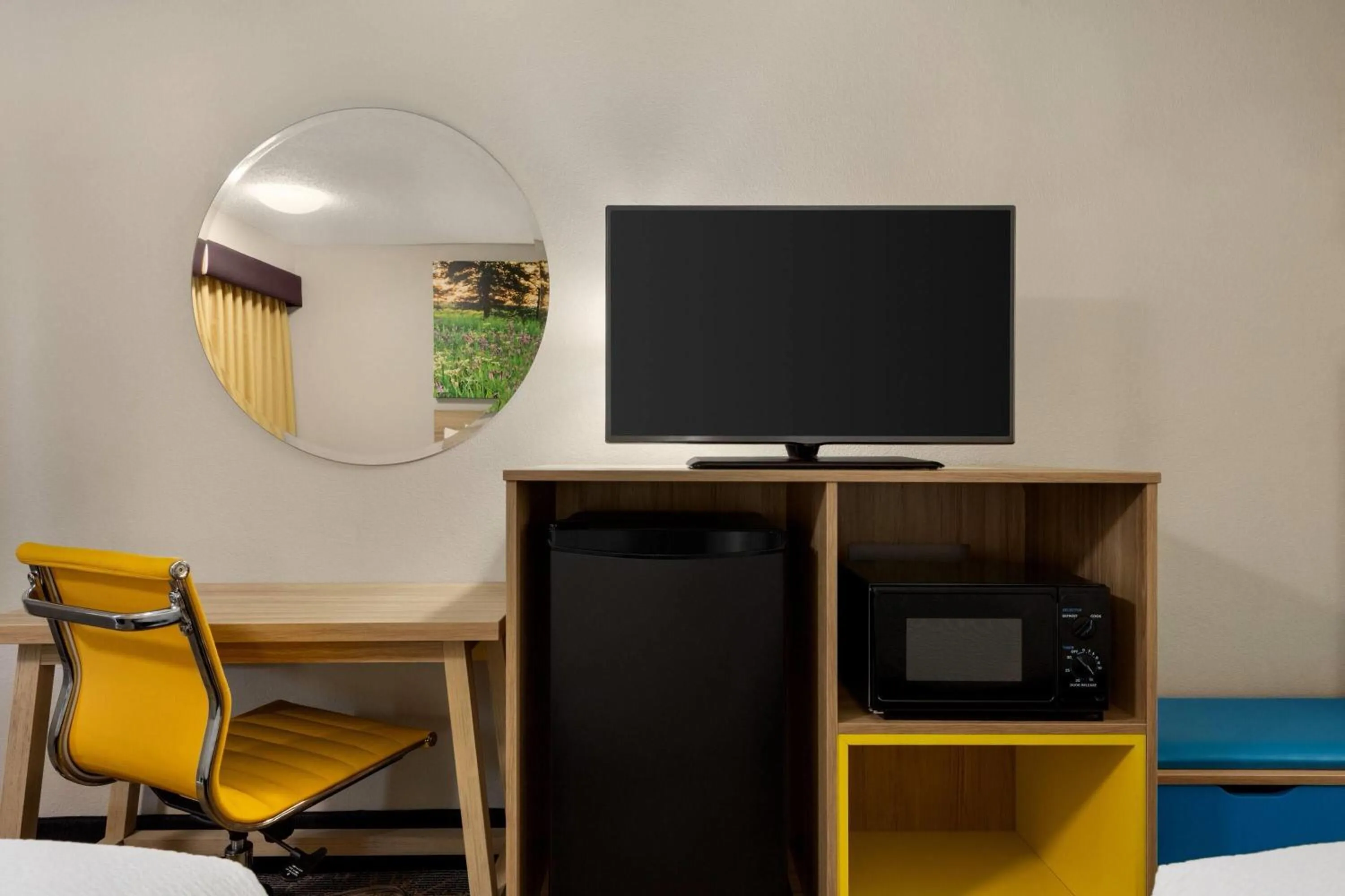 TV and multimedia in Days Inn by Wyndham Cartersville