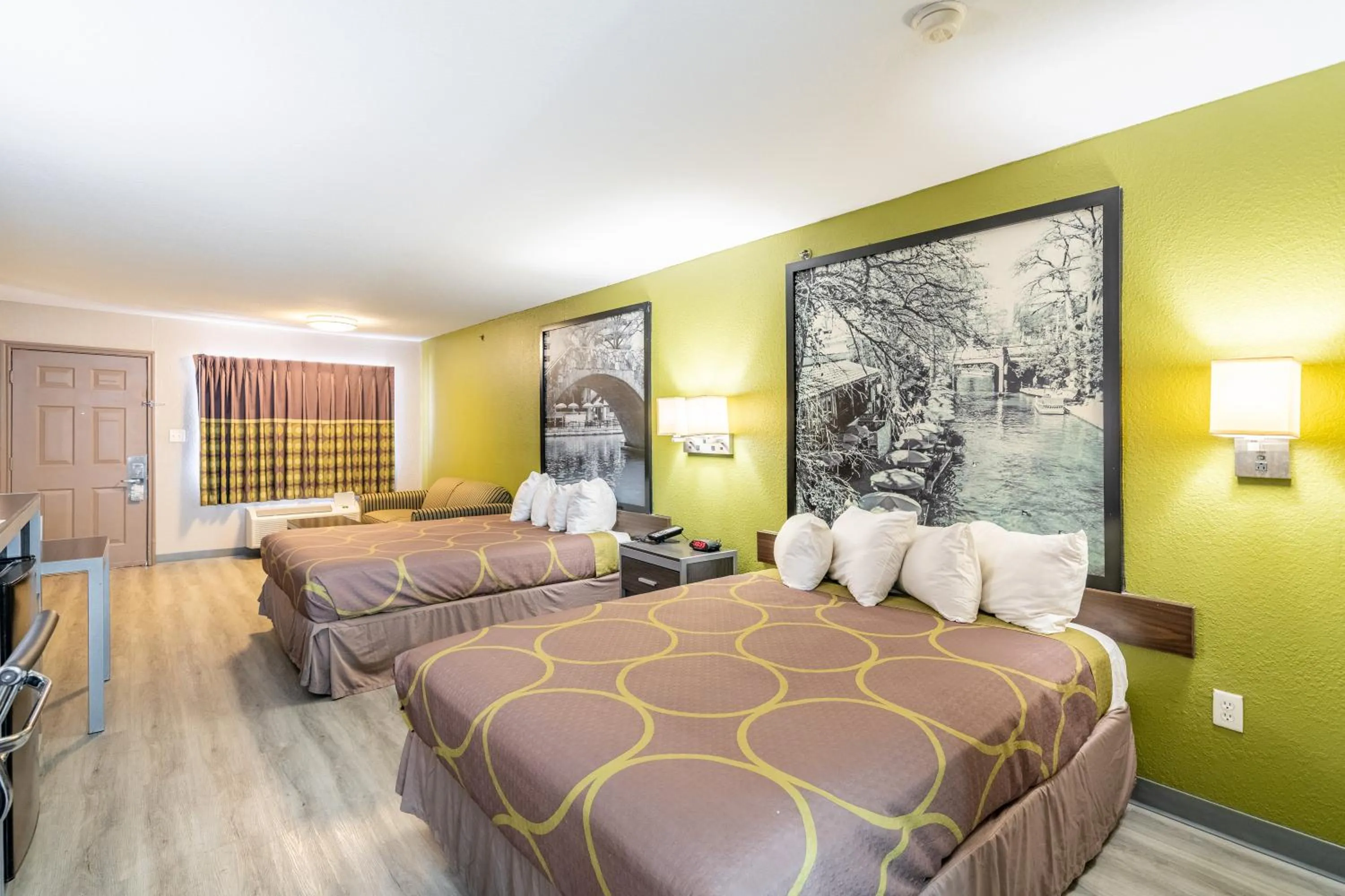 Bed in Super 8 by Wyndham San Antonio/Riverwalk Area