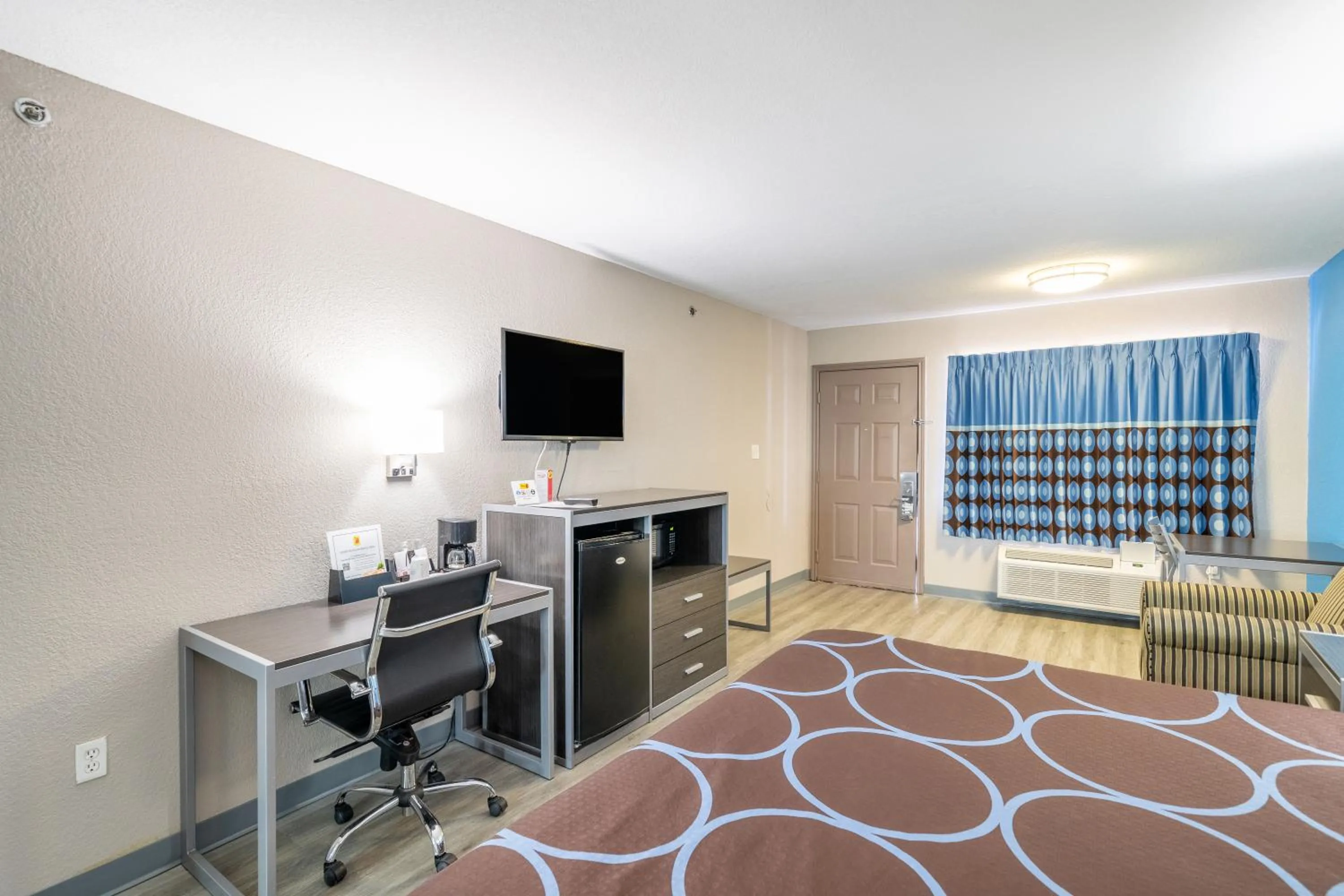 Bed in Super 8 by Wyndham San Antonio/Riverwalk Area