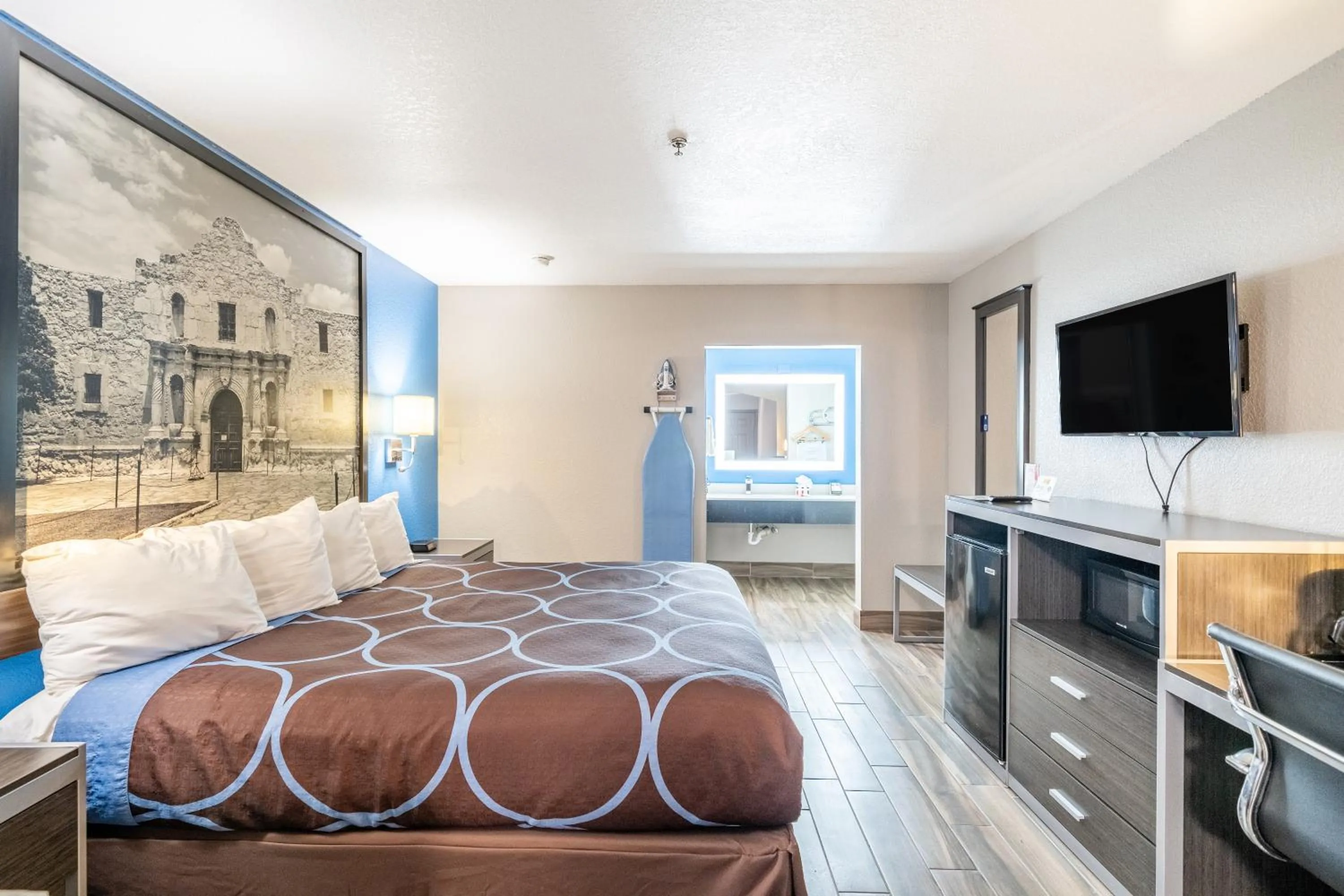 Bed in Super 8 by Wyndham San Antonio/Riverwalk Area