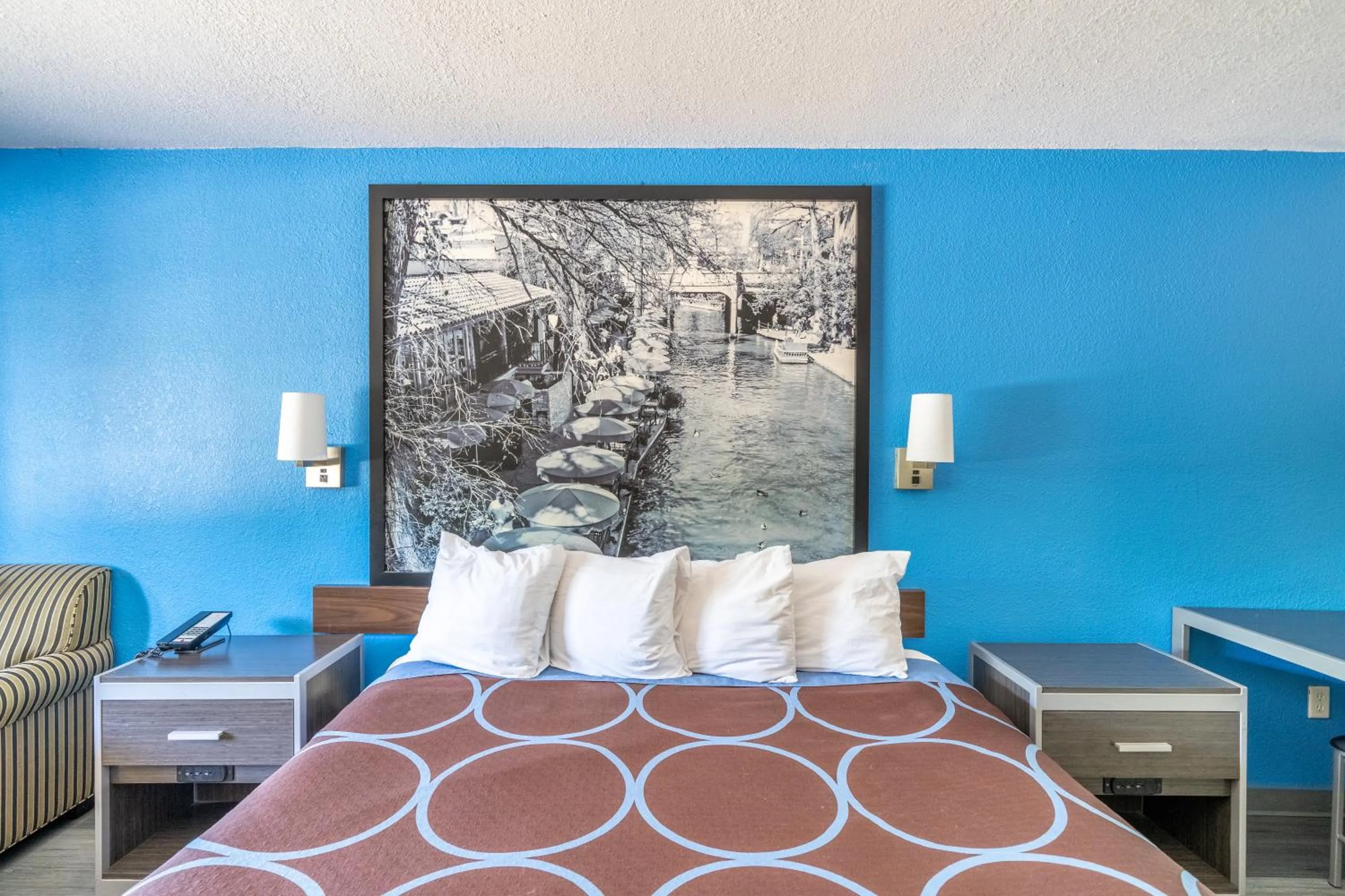 Bed in Super 8 by Wyndham San Antonio/Riverwalk Area