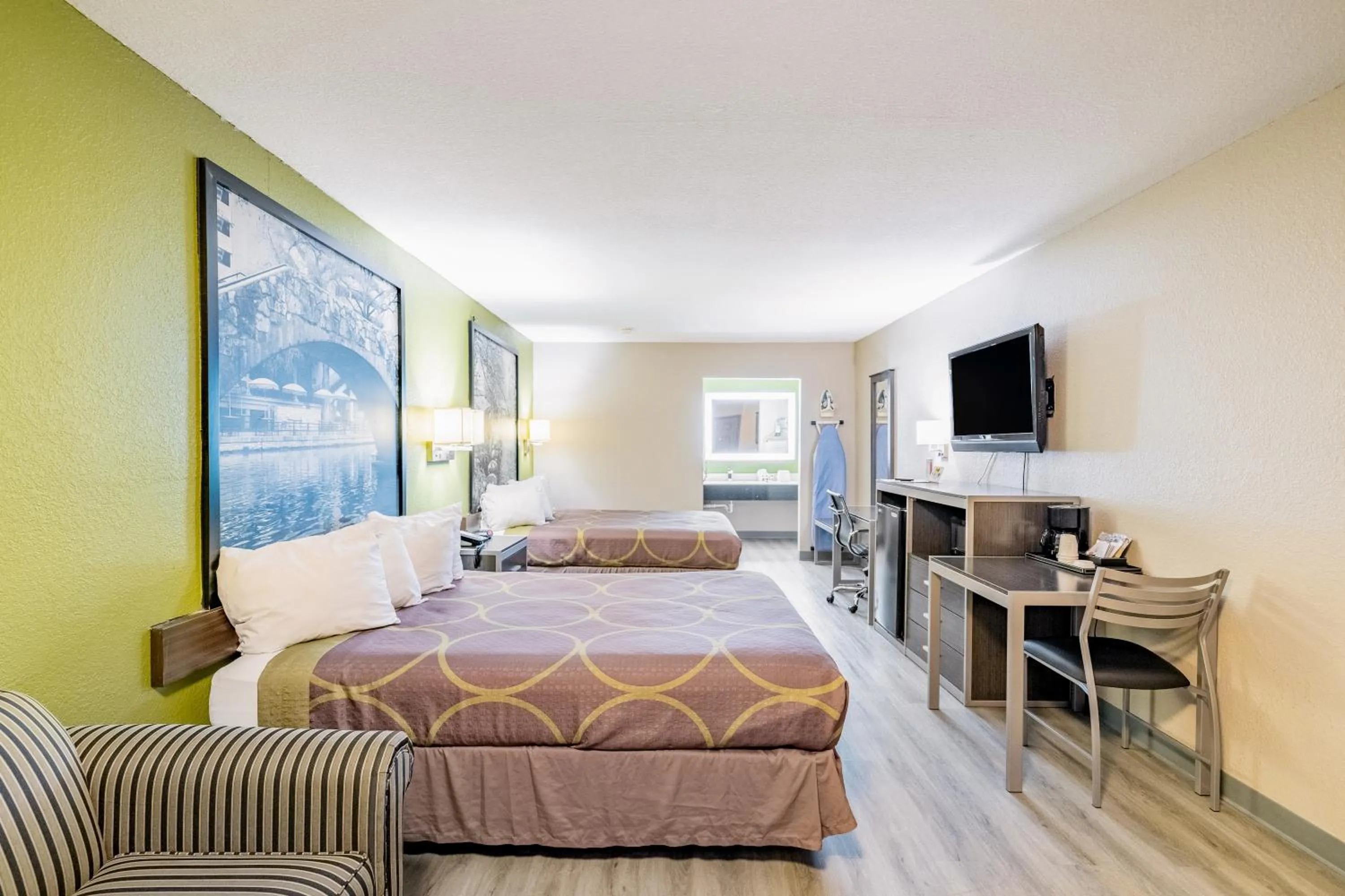 Bed in Super 8 by Wyndham San Antonio/Riverwalk Area