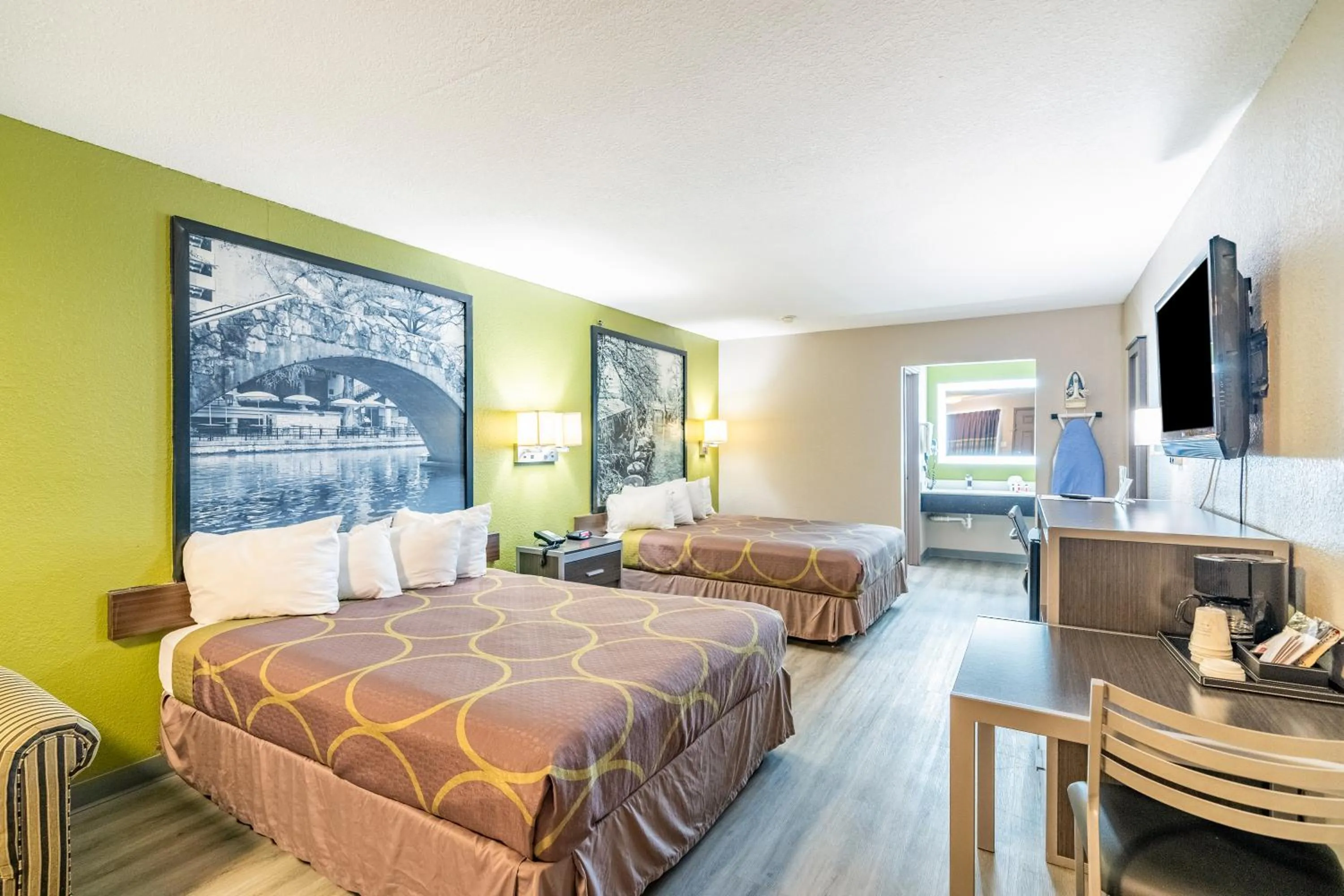 Bed in Super 8 by Wyndham San Antonio/Riverwalk Area