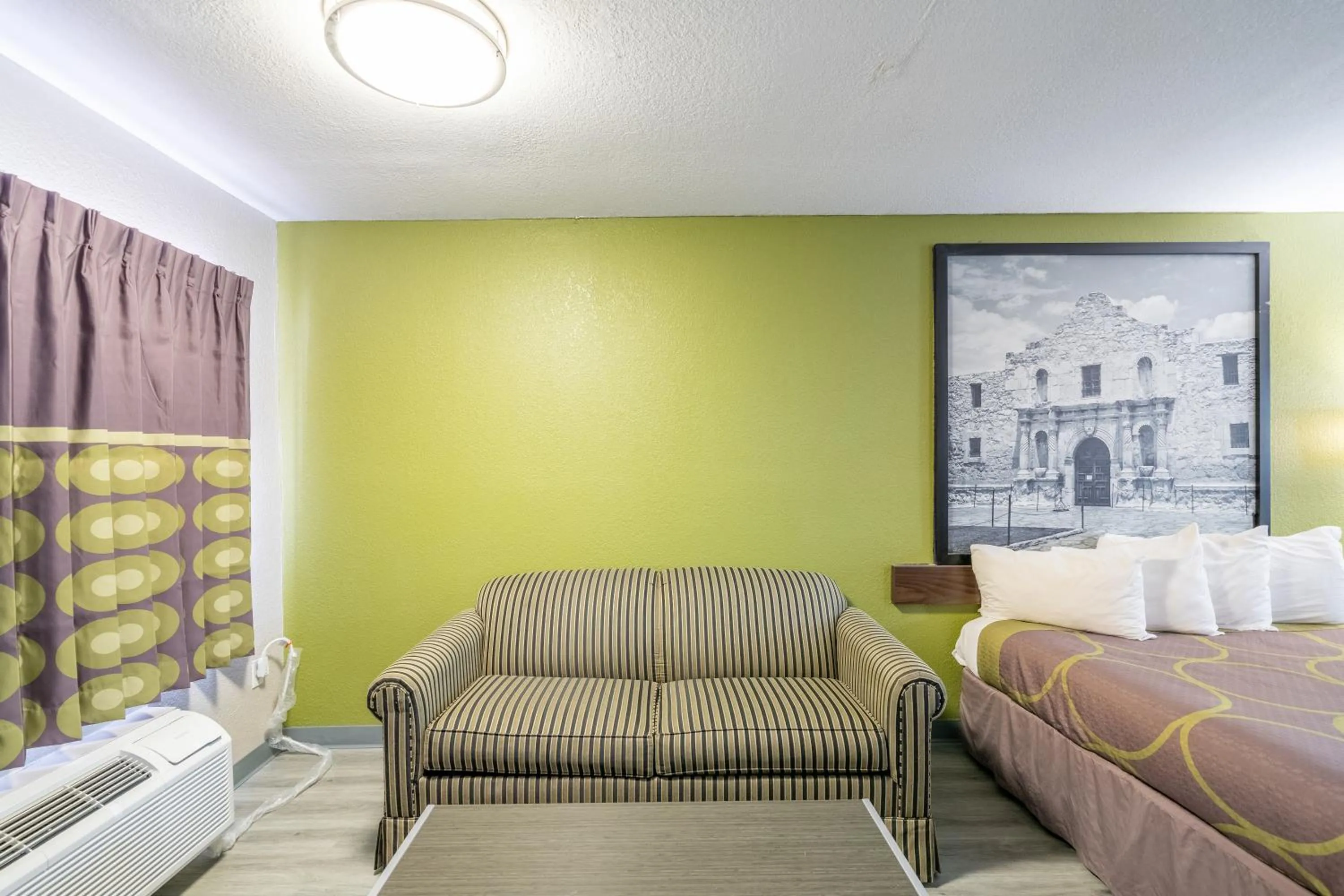 Bed in Super 8 by Wyndham San Antonio/Riverwalk Area