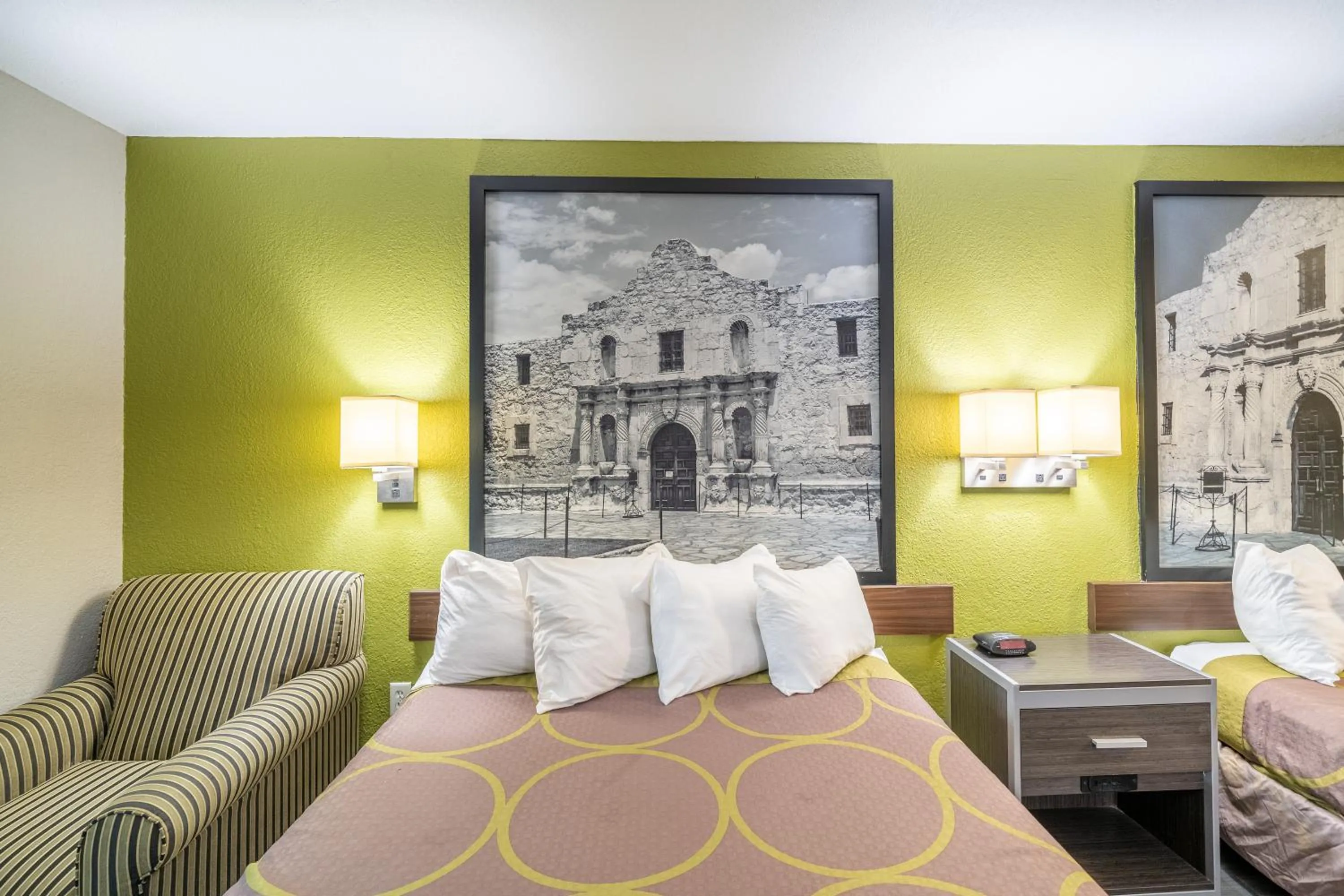Bed in Super 8 by Wyndham San Antonio/Riverwalk Area