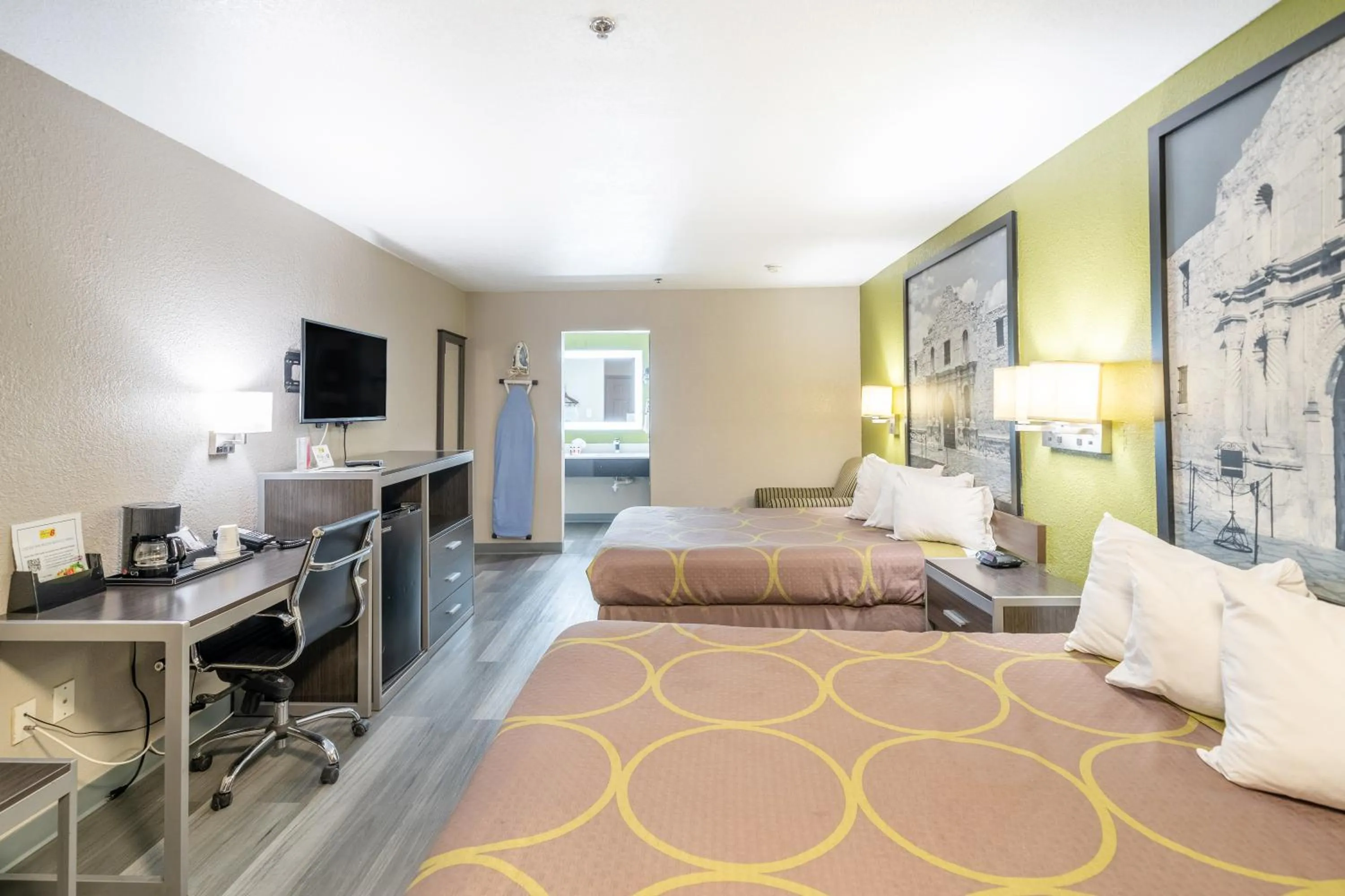 Photo of the whole room, Bed in Super 8 by Wyndham San Antonio/Riverwalk Area