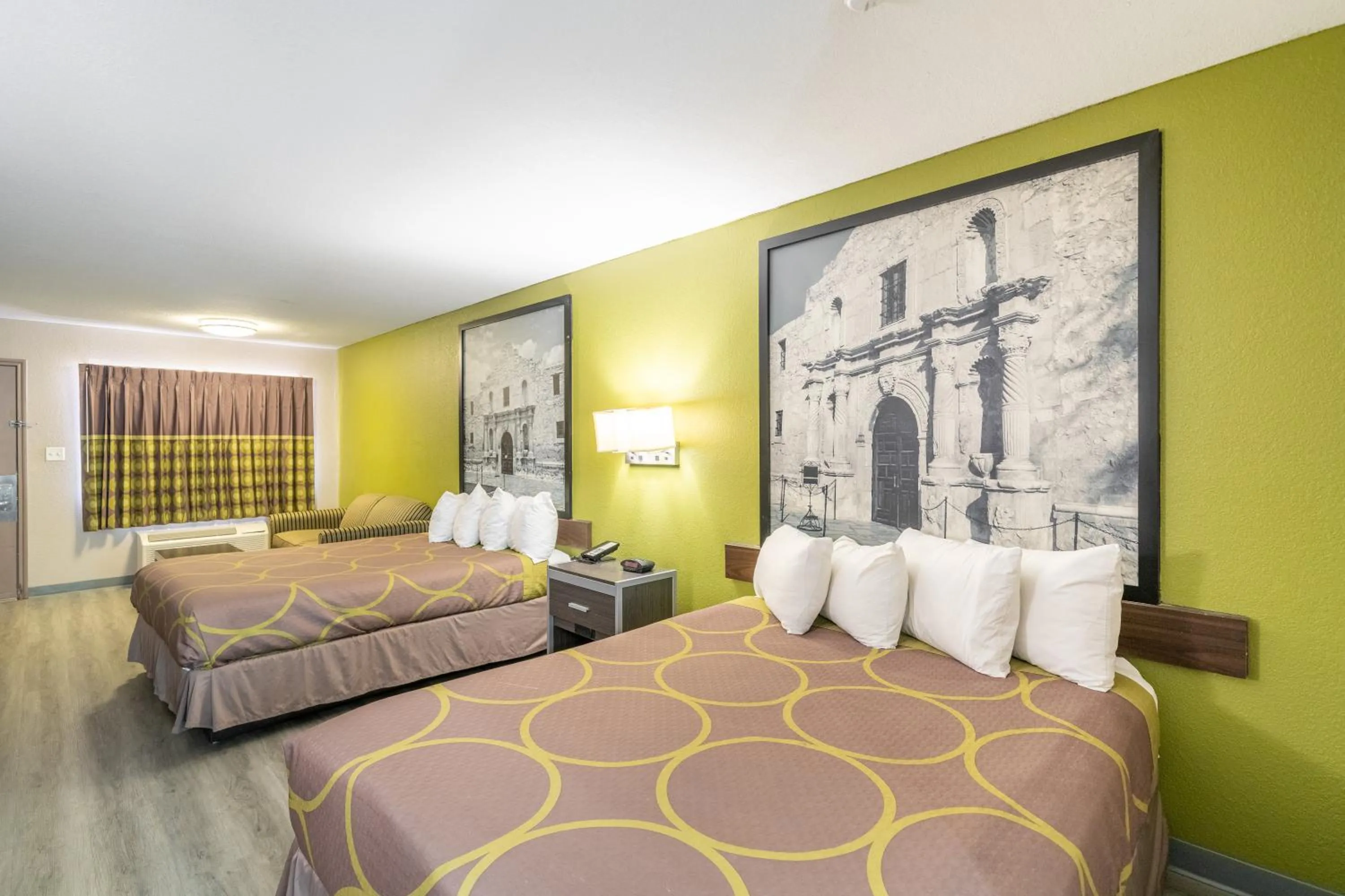 Bed in Super 8 by Wyndham San Antonio/Riverwalk Area