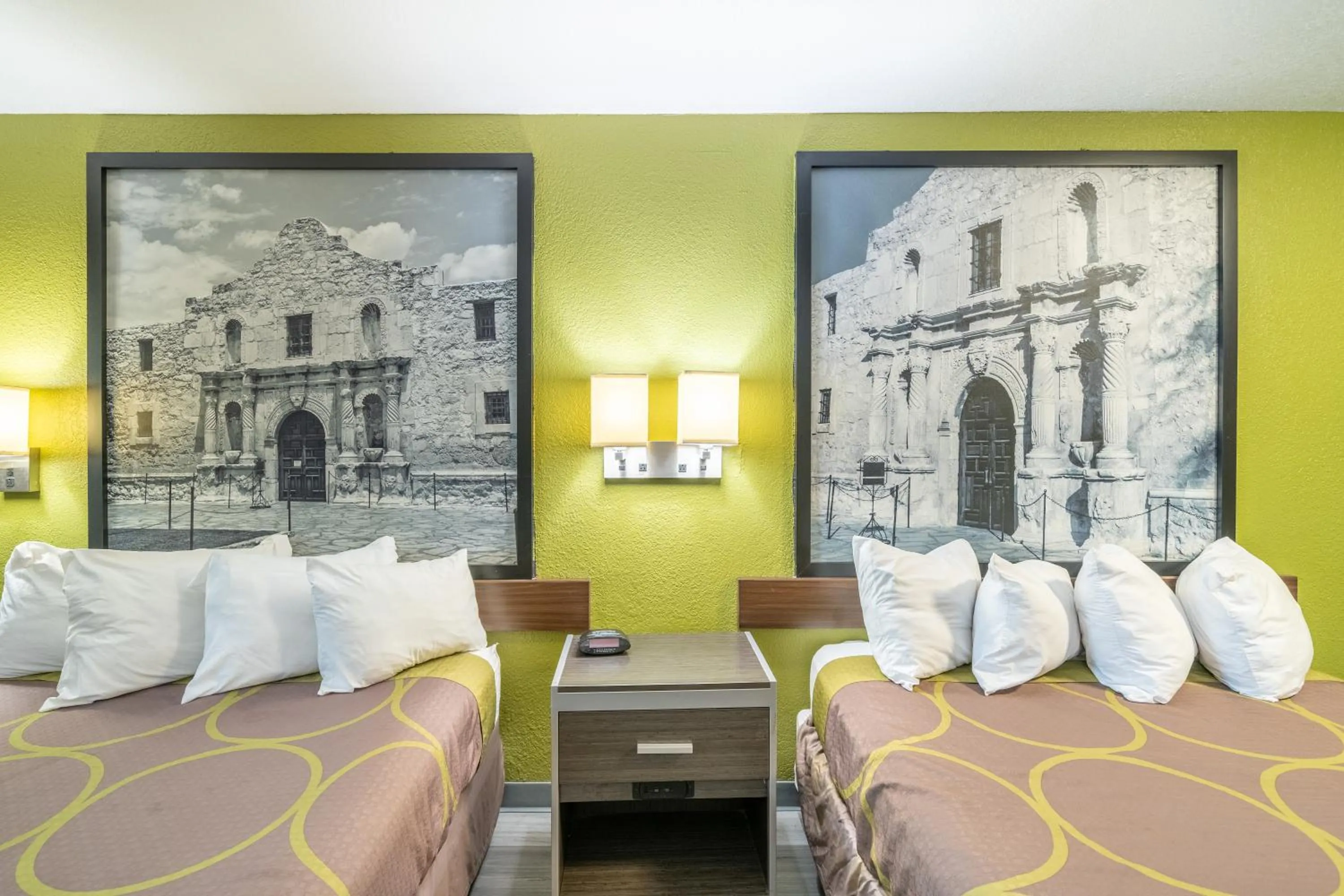 Bed in Super 8 by Wyndham San Antonio/Riverwalk Area